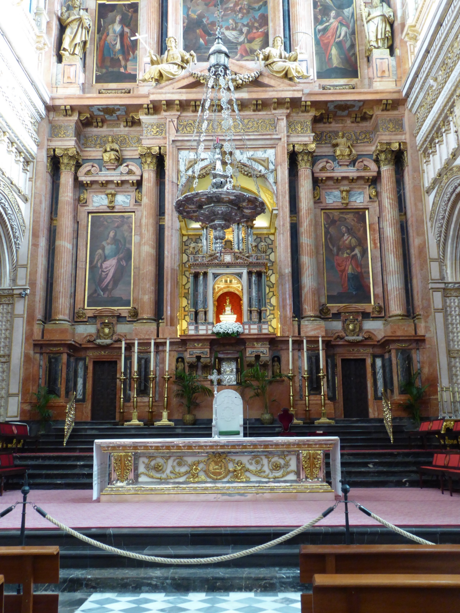 Catholic alter inside the Mezquita