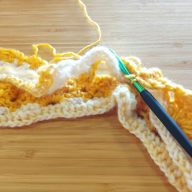 I needed a break from the Great Hat Restock of 2020 so I'm whipping up this scarf in a warm mustard and cream combo from @lionbrandyarn #Scarfie. .
#StitchOnAStick #Crochet #crochetersofinstagram