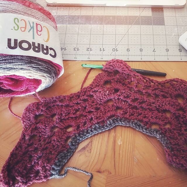 New shawl in the works! I'm apparently in a tilted stitches mood and this one is a ripple stitch version. I'm using @yarnspirations #CaronCakes yarn in Red Velvet here to get this one sorted. .
#StitchOnAStick #KissMyScrubs #shawlknitting #RippleStit