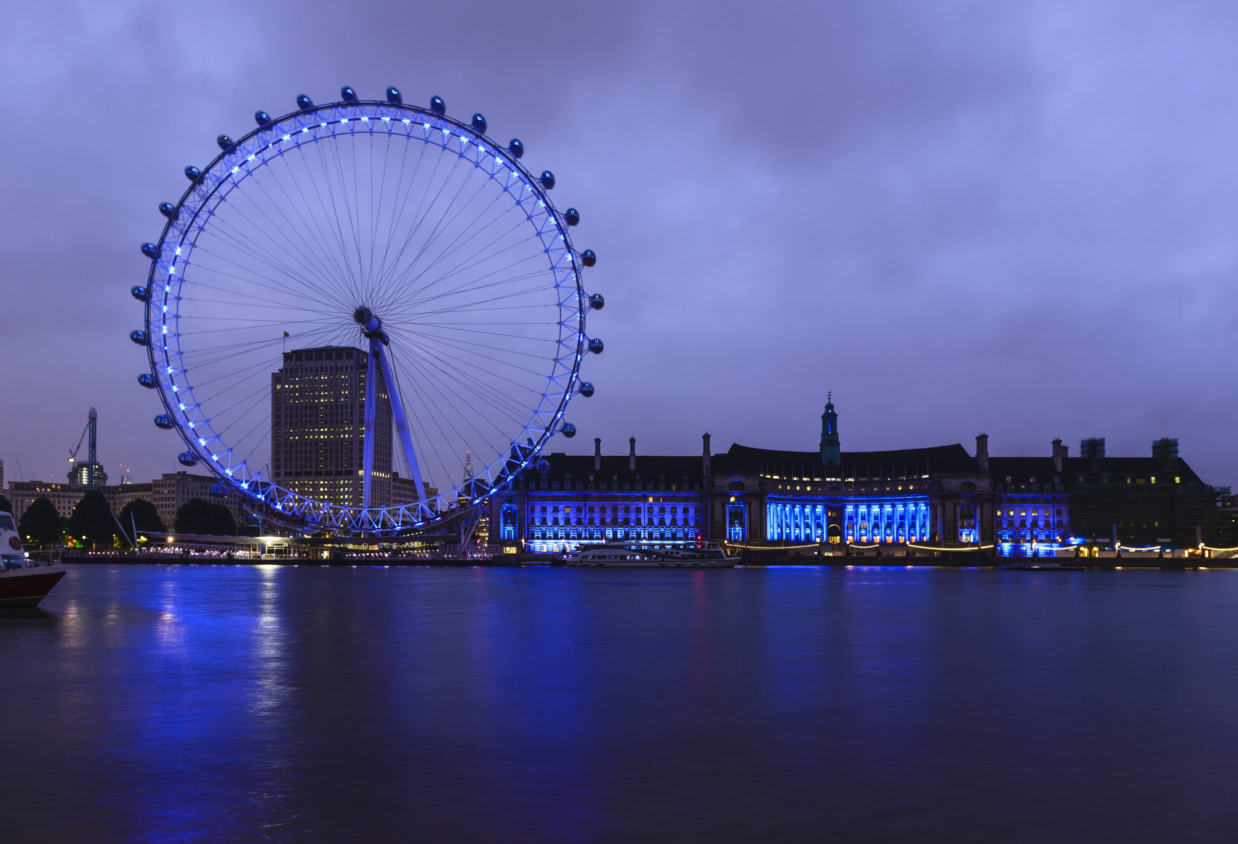 54877-london-eye-and-waterfront-lit-up-at-night-lo-XJAPJRY.jpg