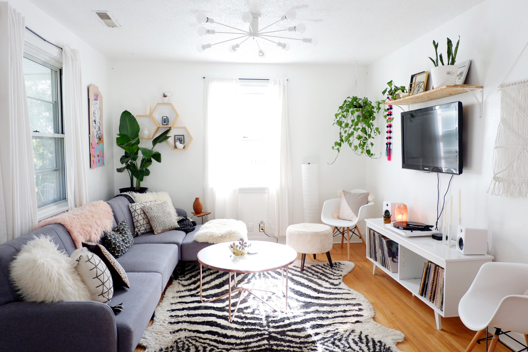 We Are Obsessing Over These Studio Apartment Decor Ideas And You