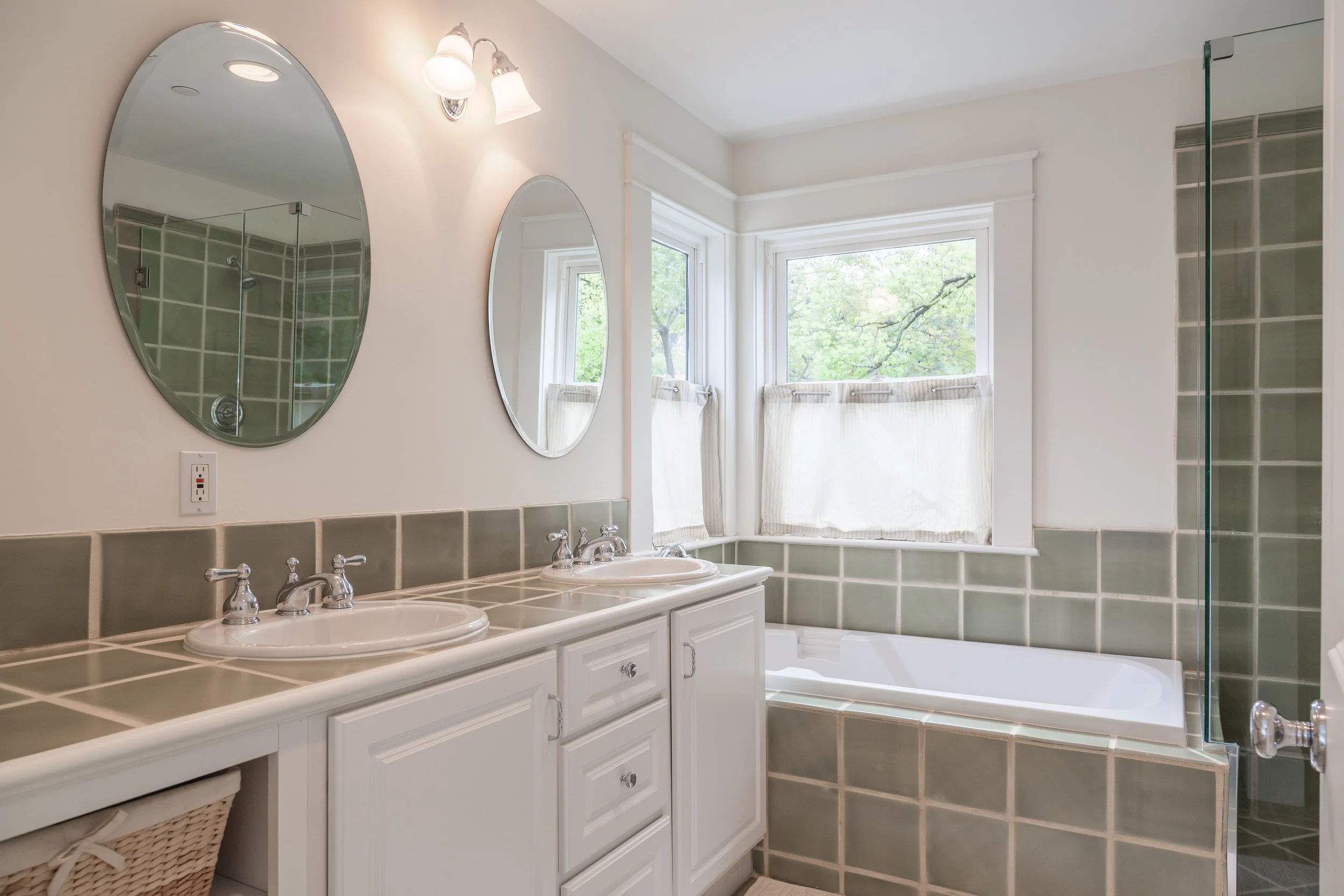 3163 La Suvida Dr Los Angeles-print-033-Bathroom-4200x2800-300dpi.jpg