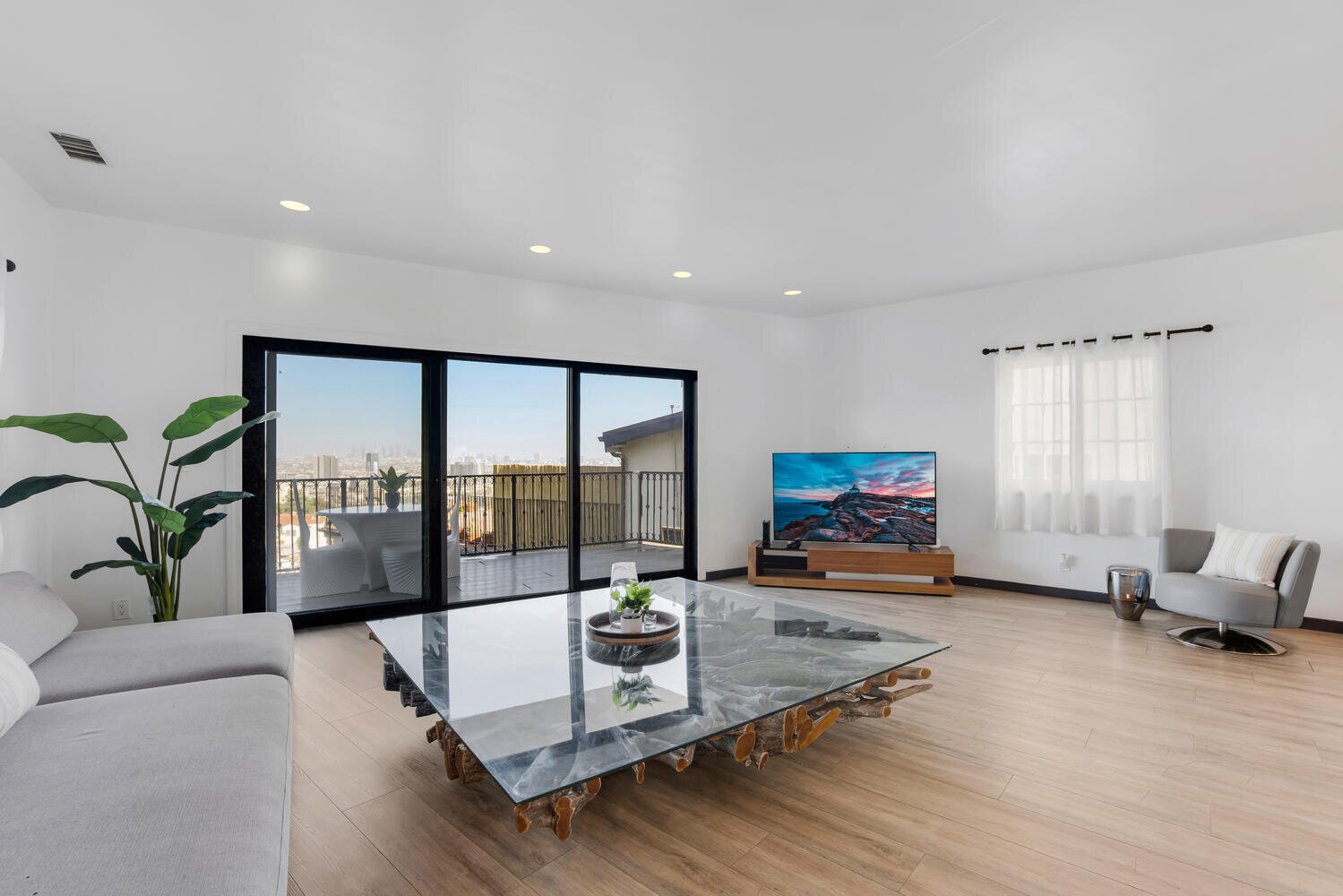 2038 N Sycamore Ave Los-large-010-006-Griffin6-1500x1000-72dpi.jpg
