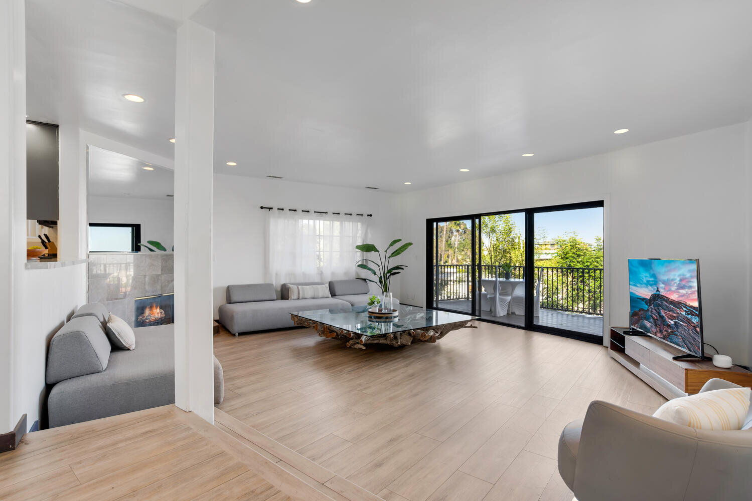 2038 N Sycamore Ave Los-large-013-005-Griffin9-1500x1000-72dpi.jpg