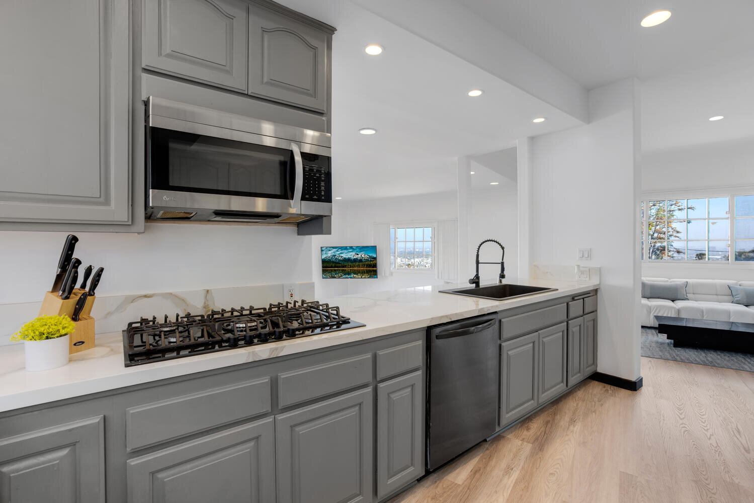 2038 N Sycamore Ave Los-large-030-023-Griffin25-1500x1000-72dpi.jpg