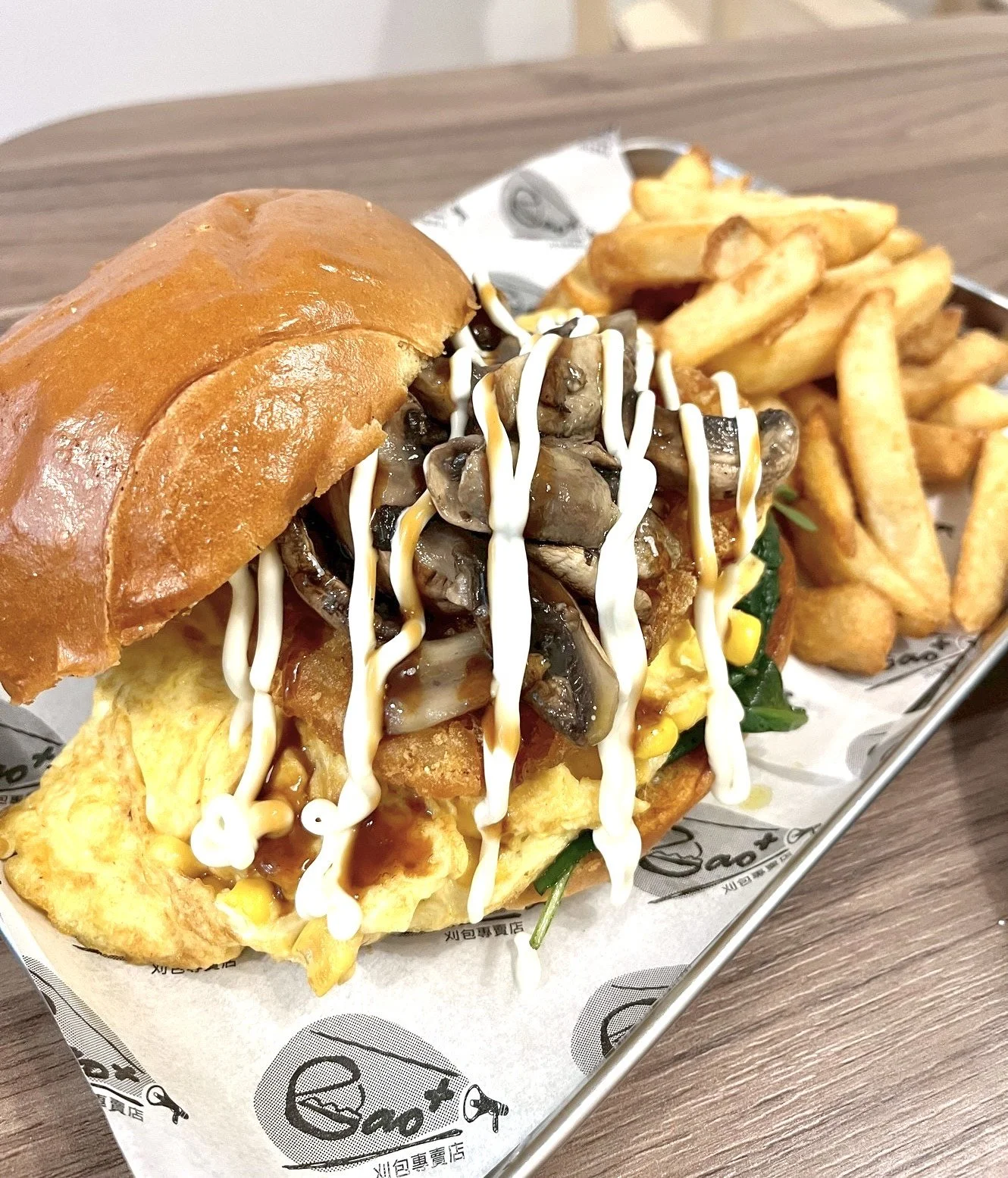 MUSHROOM &amp; CORN FRITTATA BURGER