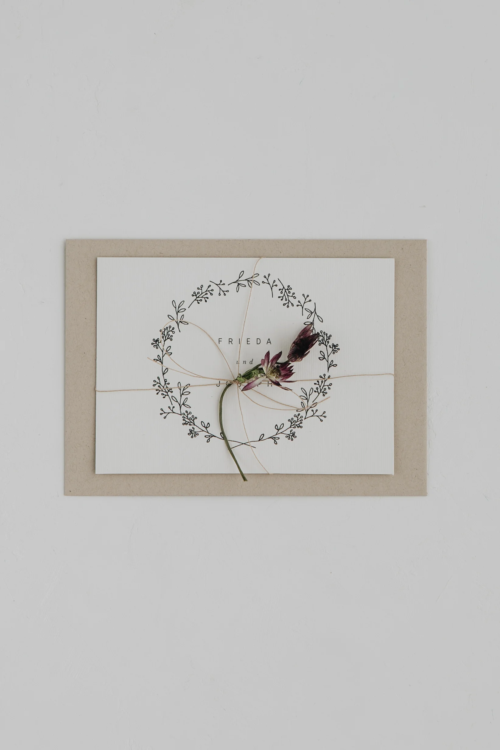 Traumanufaktur_Hochzeitsset_Hochzeitspapeterie_Set_Ivy_Einladungskarte-Zick-Zack-Falz_3.jpg