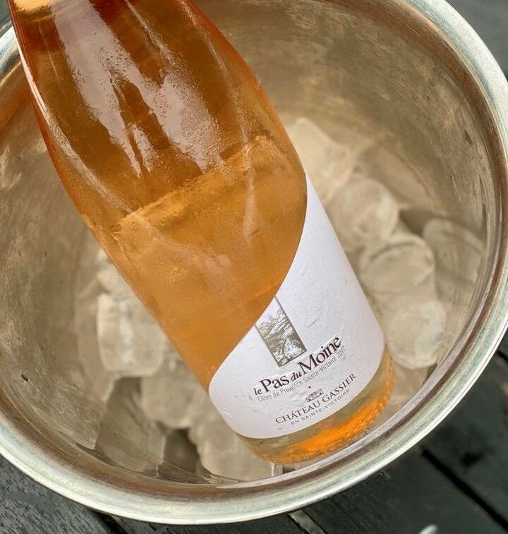 Enjoy rose this summer! Did you know that wine is fat free? 😉⠀
On our wine menu: Le Pas de Moine. Star bright rose with hints of fresh strawberries and redcurrants with a crisp and creamy finish. 😍 🍷  #EnjoySummerSafely #Thefutureisrose #rose #win