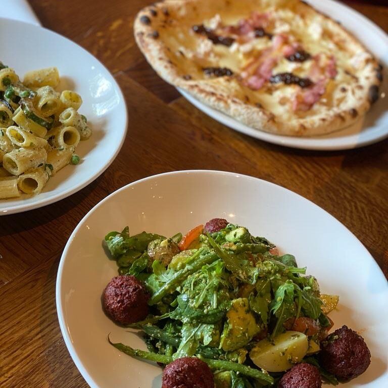 It&rsquo;s #Friyay! Pizza, pasta or salad? That is the question... #oakmaninns #foodie #instafoodie #pasta #pizza #salad #weekend