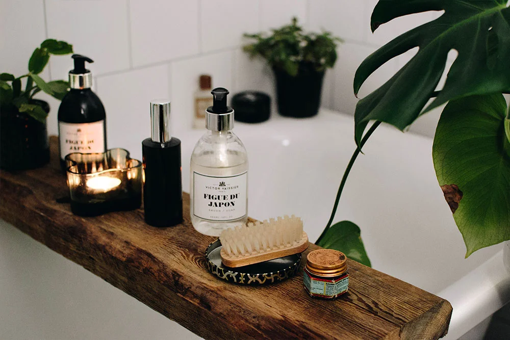 plathuset_diy_badrum_badkar_bricka_hylla_trä3.jpg