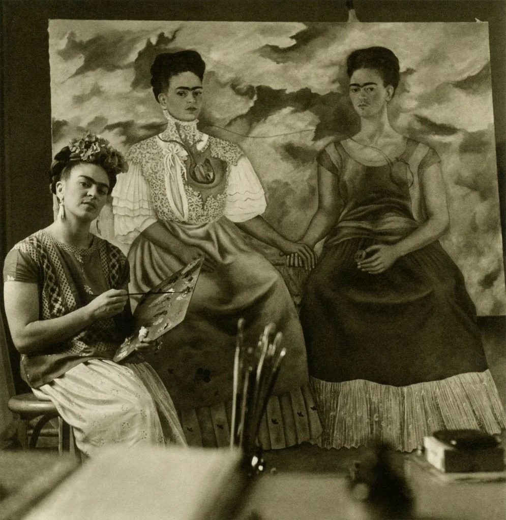 Frida Kahlo malująca obraz „Dwie Fridy”