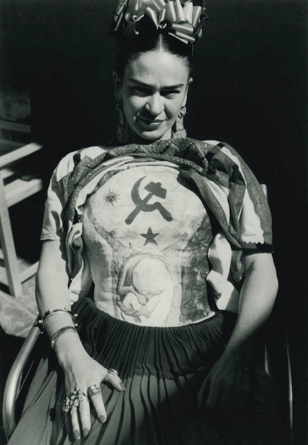 Frida w gorsecie prezentującym symbol komunistyczny