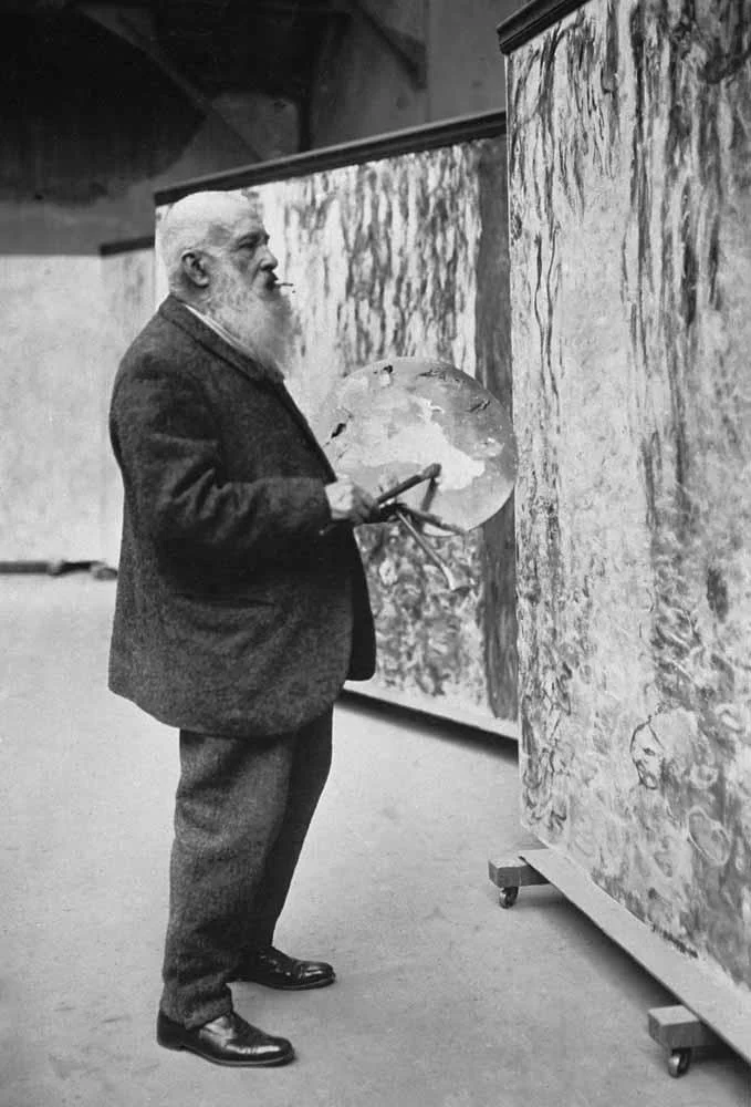 Claude Monet w swojej pracowni, 1920 r.