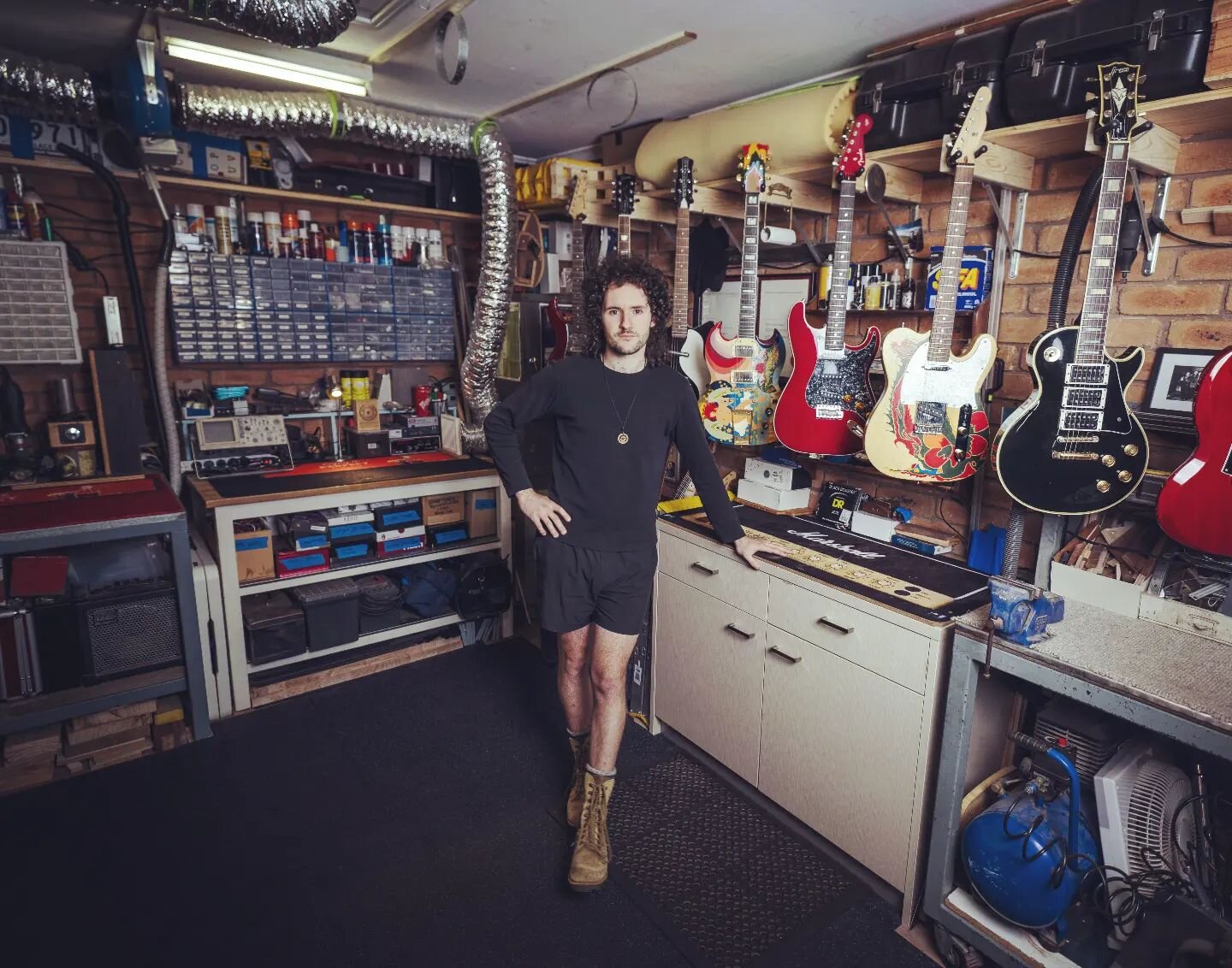 Die Hard with a Vengeance 👊
.
Been flat out over New Years getting everything finished off to hit the Stratosphere in 2022! 🚀
.
📷 @hitmeupcreative 
.
#weztech #guitarservicing #guitarshop #guitartech #guitarluthier #fender #gibson #jimmypage #drag