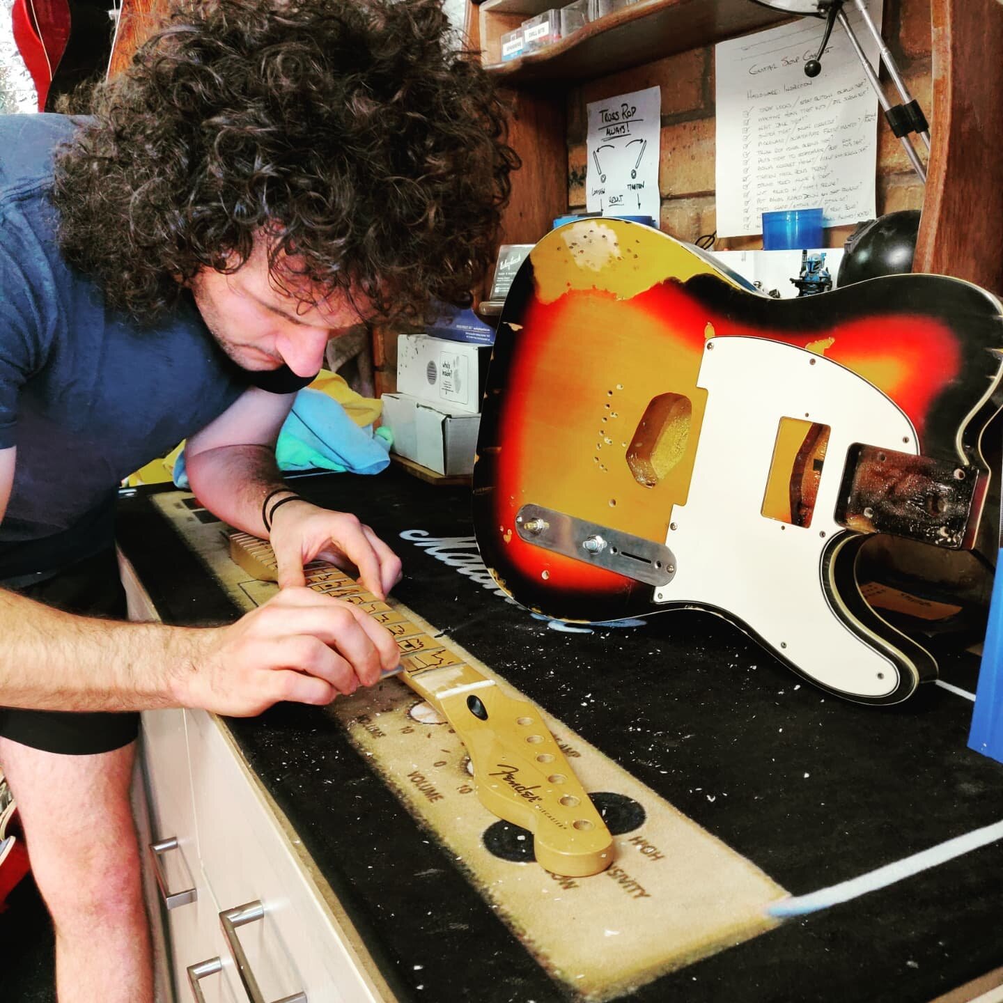 Relicing the maple fretboard from detailed forensic photos; making sure to copy the wear between frets in the same way. Gives an aged look... 👌
⬛🟥🟨
.
⚙️ Project: Andy Summers Telecaster
💿 Band: The Police
.
.
.
.
.
#weztech #guitars #fender #tele