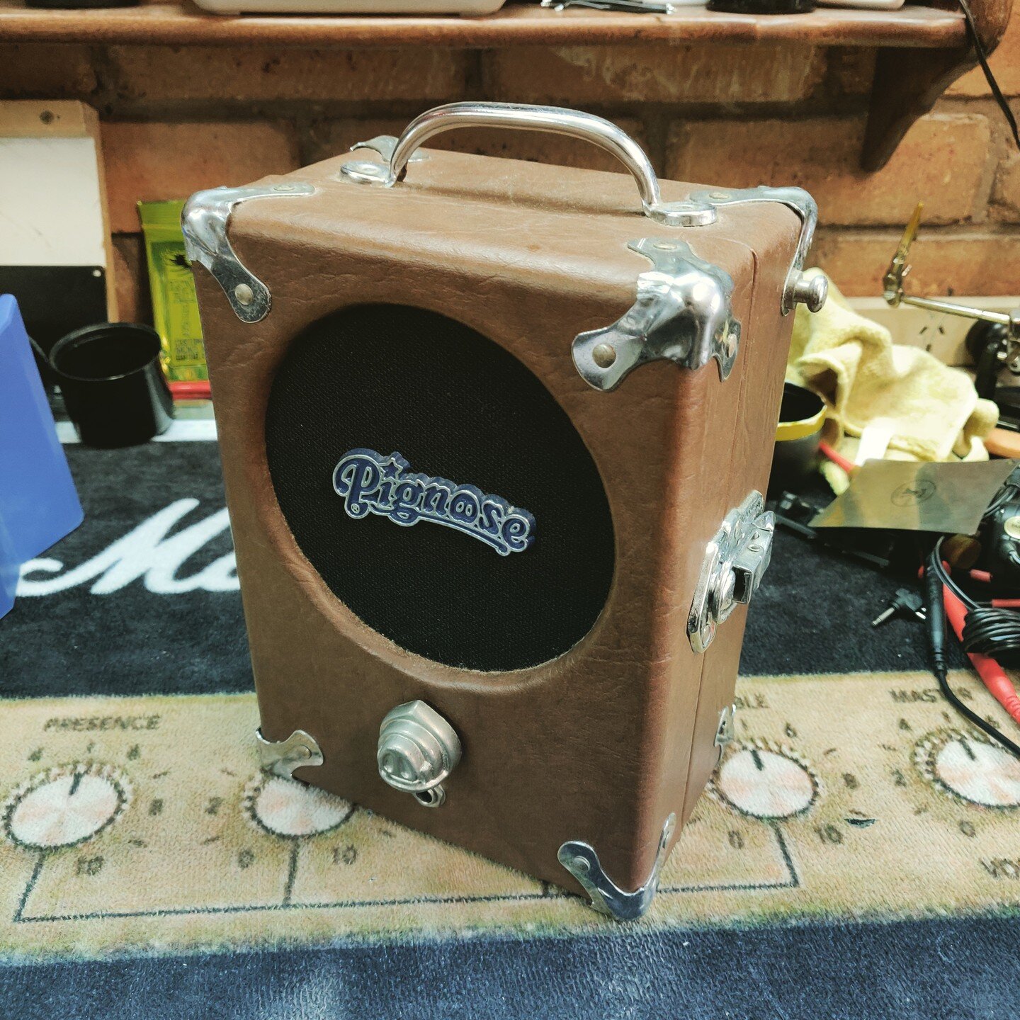 Got the chance to fix one of these little Pignose Practice Amps that wasn't passing signal. They're compact little units - made famous in the 70s by the likes of Paul McCartney, Eric Clapton and Jimmy Page to name a few. Very Cool ✌
.
.
.
.
.
.
.
#we