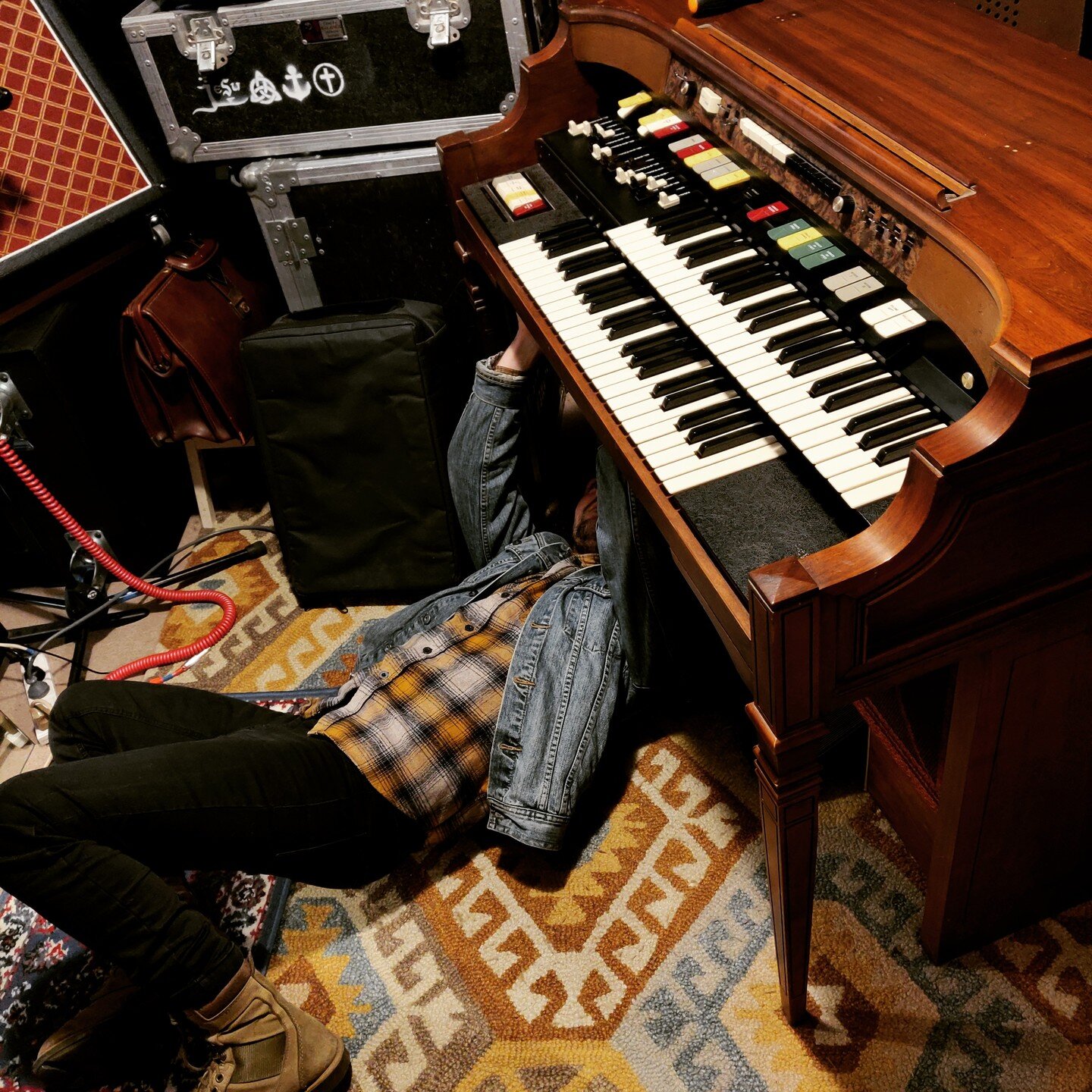 First time working on a Hammond!!
.
This is T-500 series Hammond Organ with an inbuilt Leslie. Even though its runs a Solid State Amplifier, it was the last model to include a tone wheel generator (I believe) operated with those classic drawbars and 