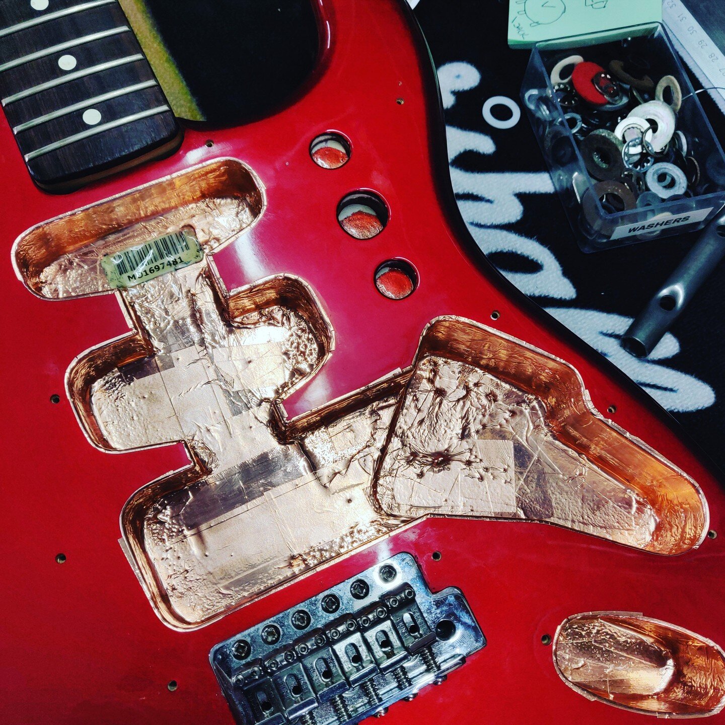 A Red Fender Stratocaster shielded and wiring neatened up for @jaredpitt_isomusic. Runs much quieter now 🤫
.
👈 After (Shielded)
👉 Before (Unshielded)
.
👈 After (Neatened)
👉 Before (Standard)
.
.
.
.
.
.
#weztech #guitarservicing #guitartech #gui