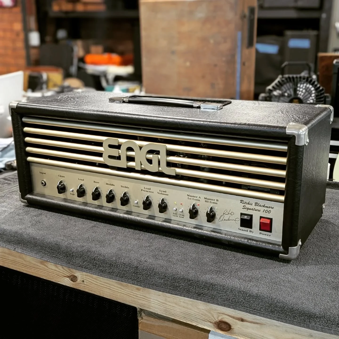 Behold the ENGL "Ritchie Blackmore" Signature 100W Amp Head! One of the loudest, cleanest and quietest amps I've ever heard. A new set of 5881s, biased for 70% and she's good to go.👌
.
.
.
.
.
#engl #ritchieblackmore #deeppurple #weztech #