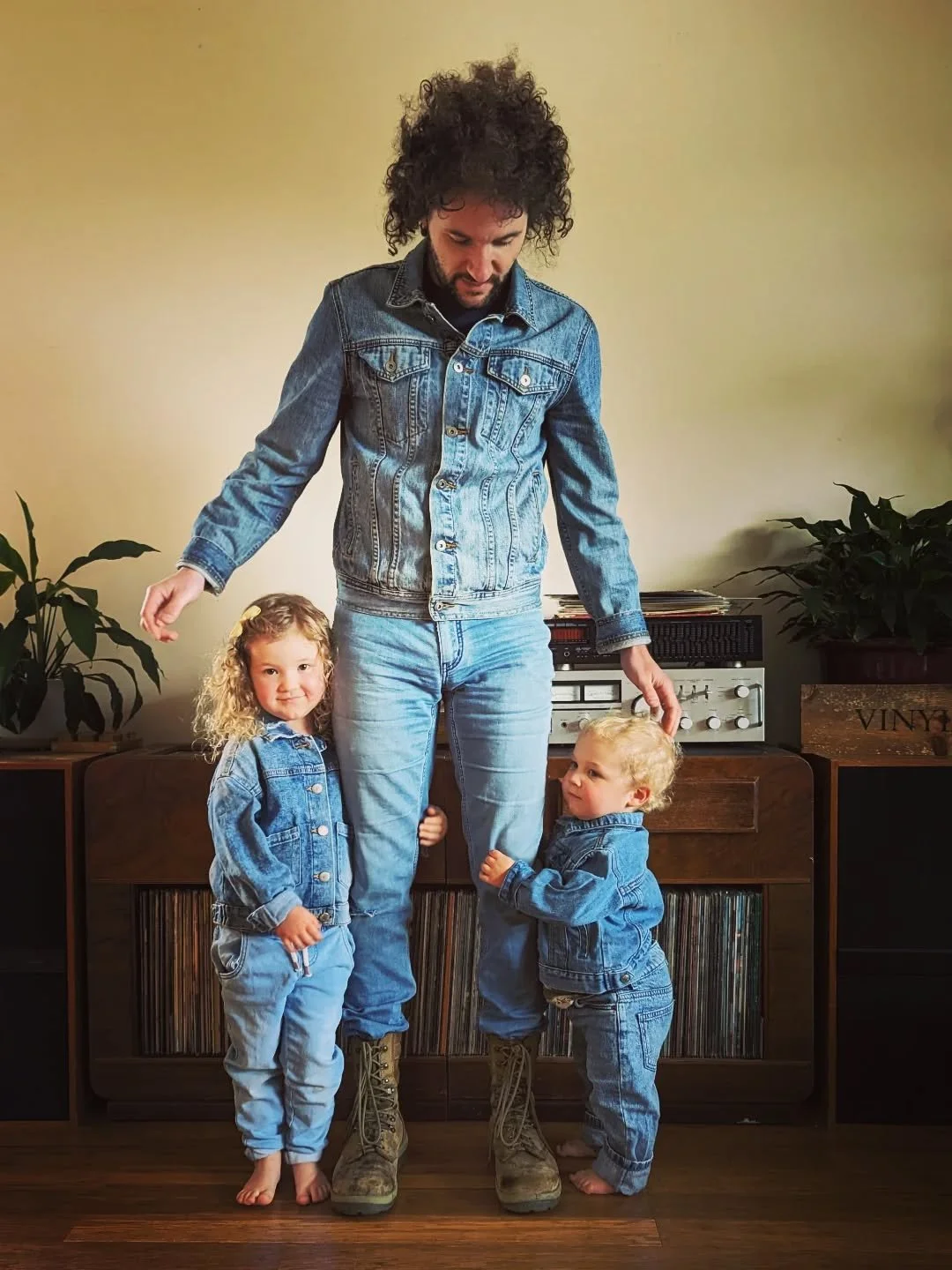 "Cloaks of Gold and Eyes of Fire" 🪙🔥 
.
Hard to not love these two little angels - such blessings in our life! 🙏
.
📷 @lzagorc ❤️