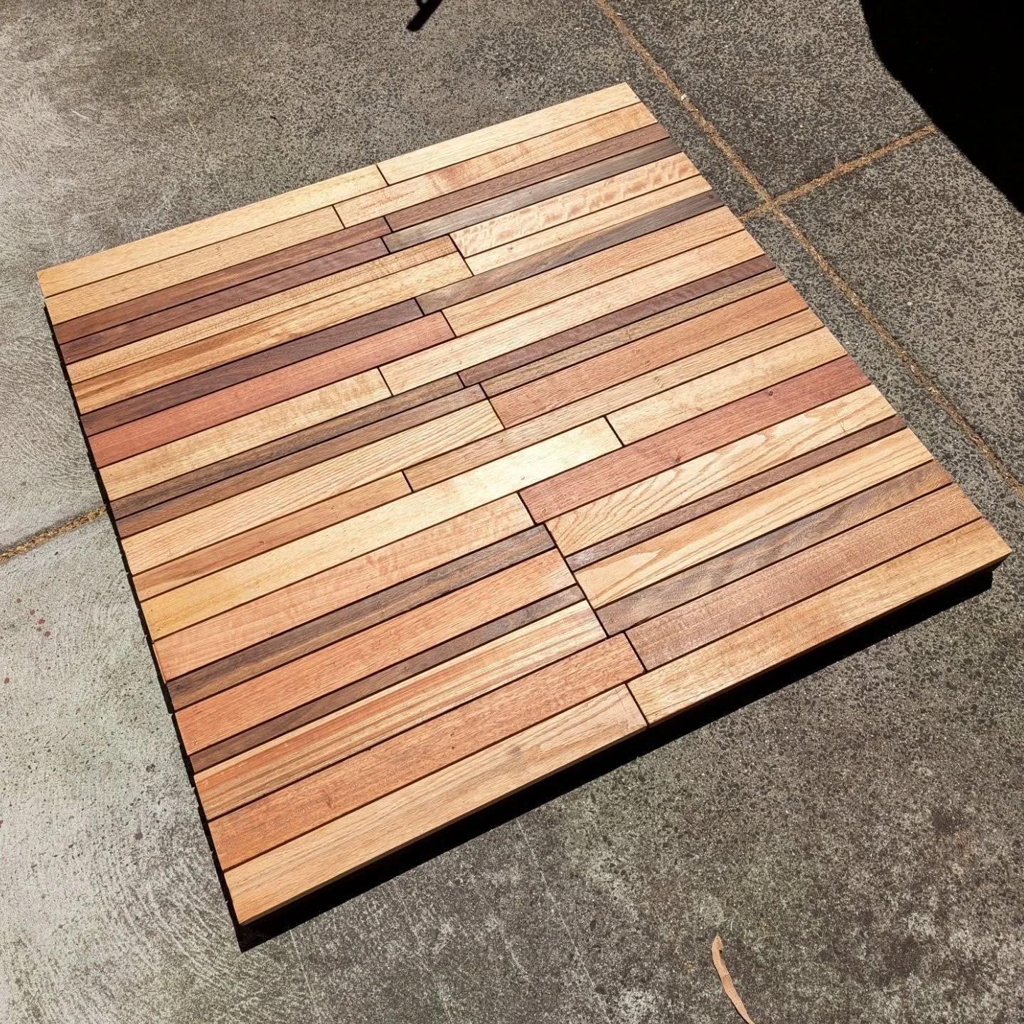 Was generously gifted a whole bunch of spare dress-timber lengths from my friendly neighbour @jimmy_mcgeachy and had the idea to create a decorative and portable wooden panel as a backdrop for taking amplifier photos. As usual had some assistance fro