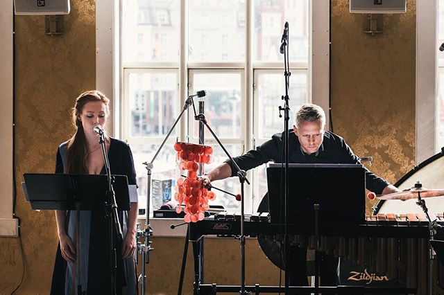 Så gøy å få slippe @rebecka.ahvenniemi sitt nye album Tacit-Citat-Ion med så mange flotte musikere! 🥳 takk til alle som ble med på feiringen!
Foto: @kristofferoen