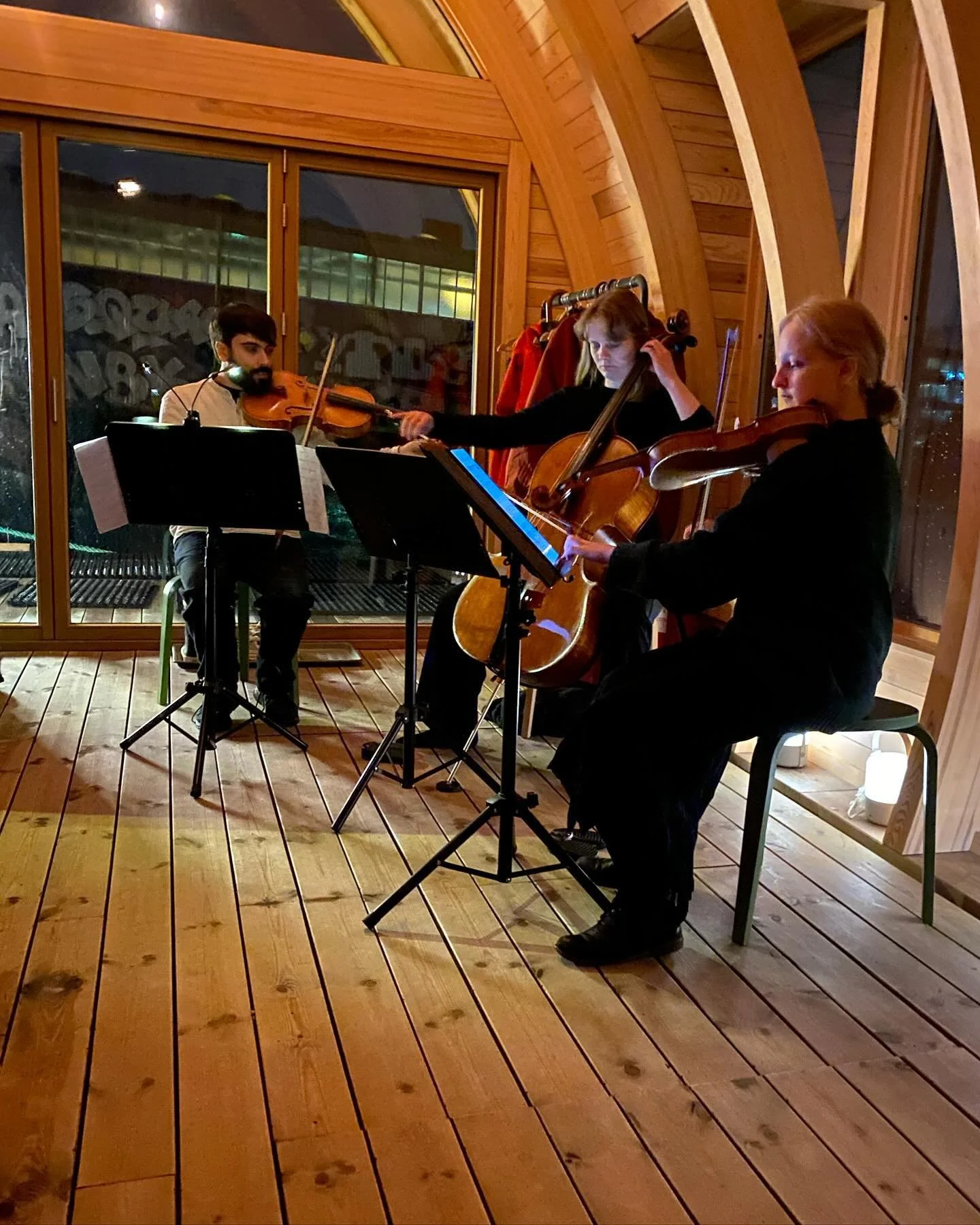 Takk til Julia Constance Wiger-Nord&aring;s og Sonora Ensemble for flott og stemningsfull konsert p&aring; Laugaren i g&aring;r! Fremdeles litt sj&oslash;gang i kroppen 🥰 

Tusen takk til @bergenlaugarlag forgjestfriheten!