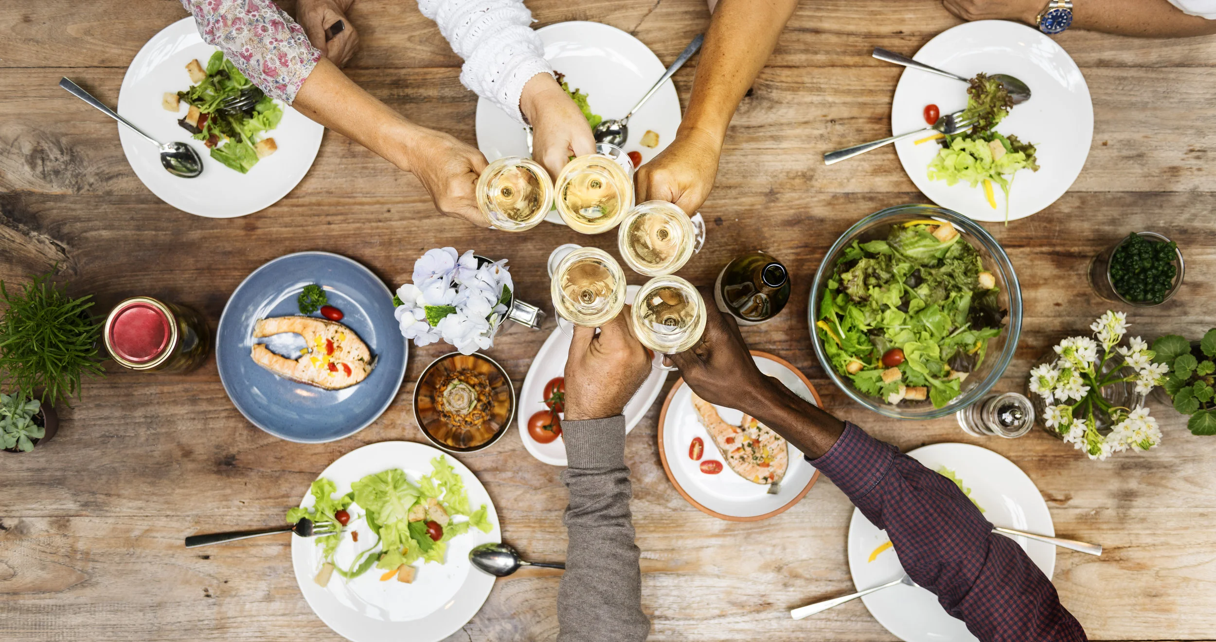 group-of-friends-celebration-happy-meal-concept-PWPXR44.jpg