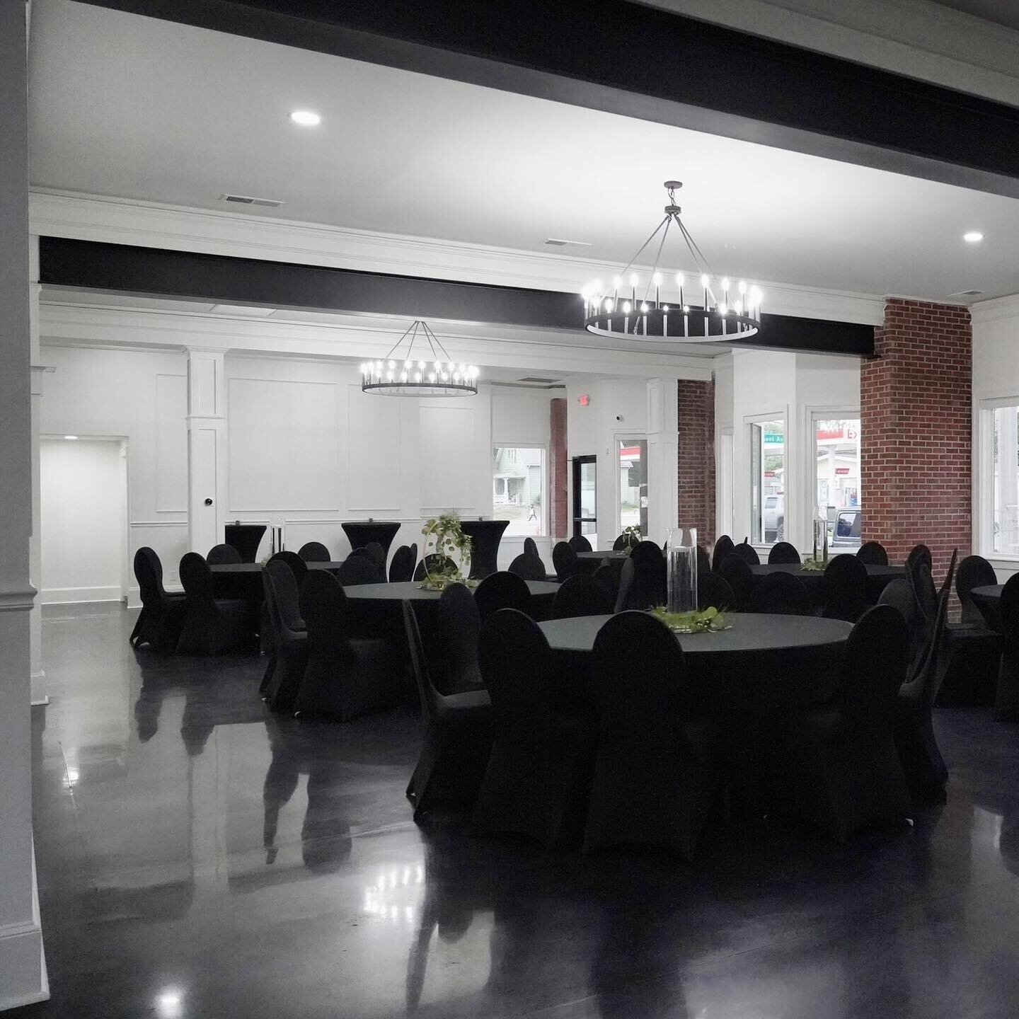 Are you looking for the perfect venue for your shower, reception, corporate event or banquet?  The Nest comfortably seats 120 guests and is perfect for your upcoming event!🤍
🖤🤍