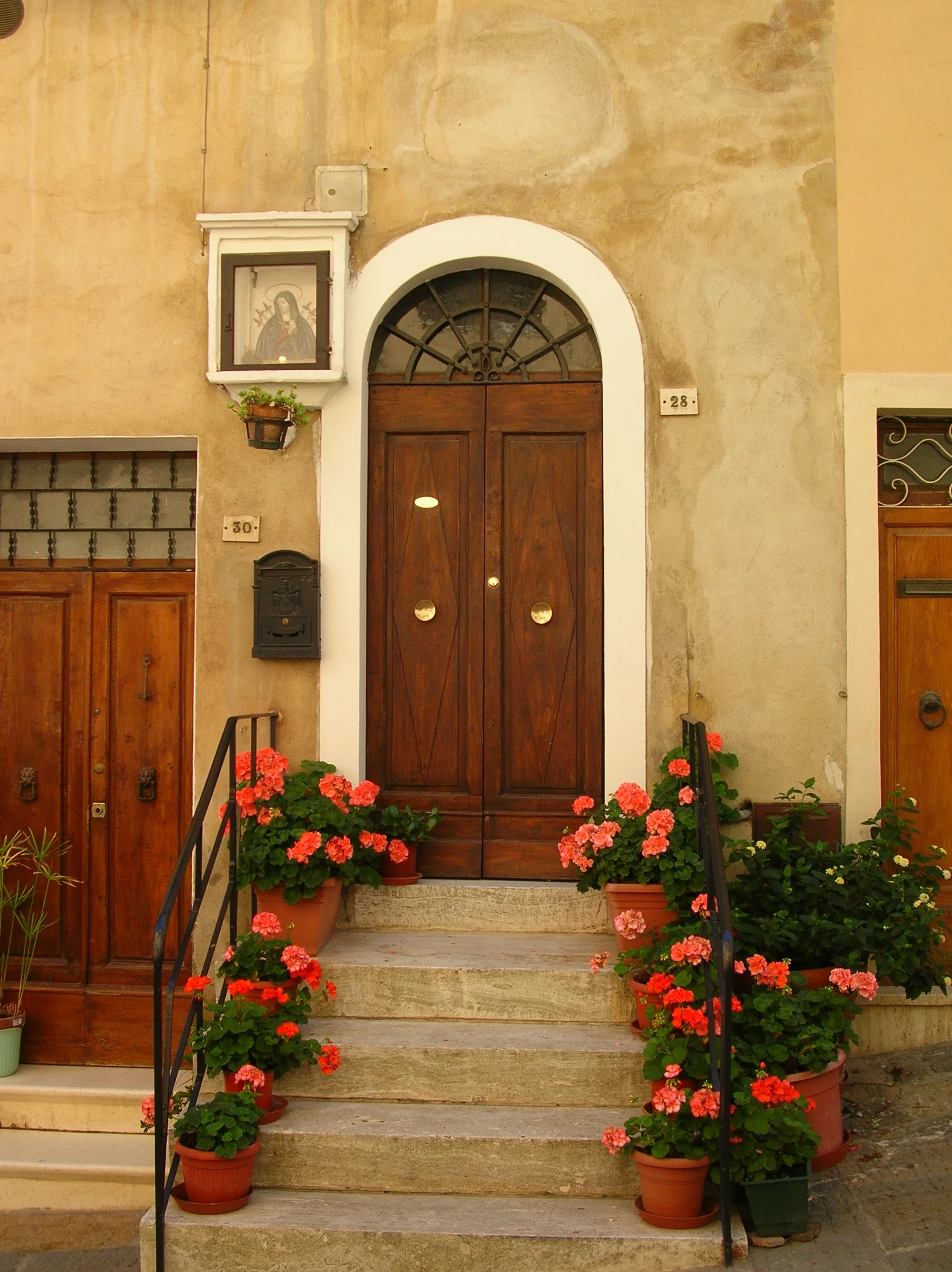 9-30-06-doorway-in-Montepulciano.jpg