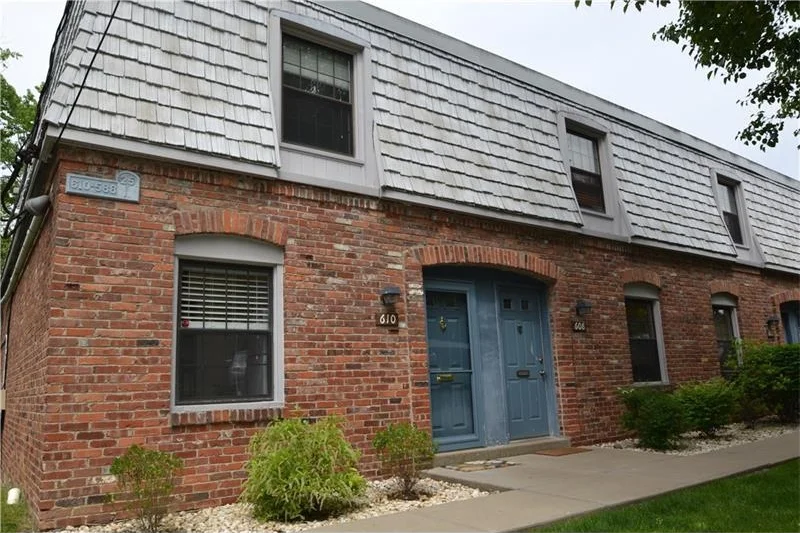 610 Carriage Cir, Pennsbury, PA 15205