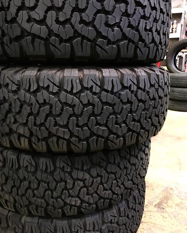 Big Tires. Fun Times. 💪🏻 Summer is officially here and that means summer nights, BBQs, and muddin! Come in to @globaloffroaddiesel for all your tire needs. If you have any Big Tires share them with us! We would love to see. #carsofinstagram #tires #muddin #mudding #perfection #jeepsofinstagram #potd #dieseltrucks #diesel