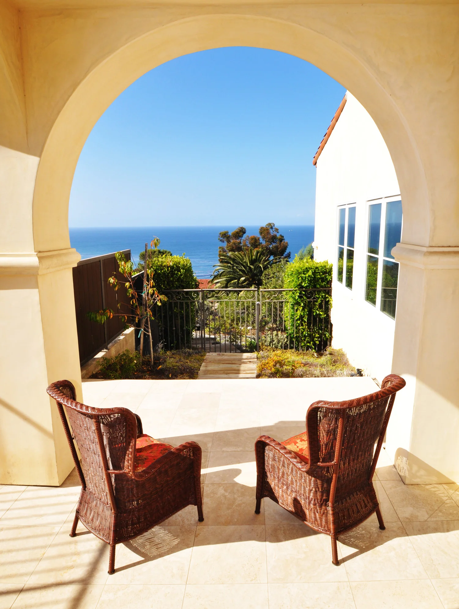 Poon_FrontSidePatio_Ocean.jpg