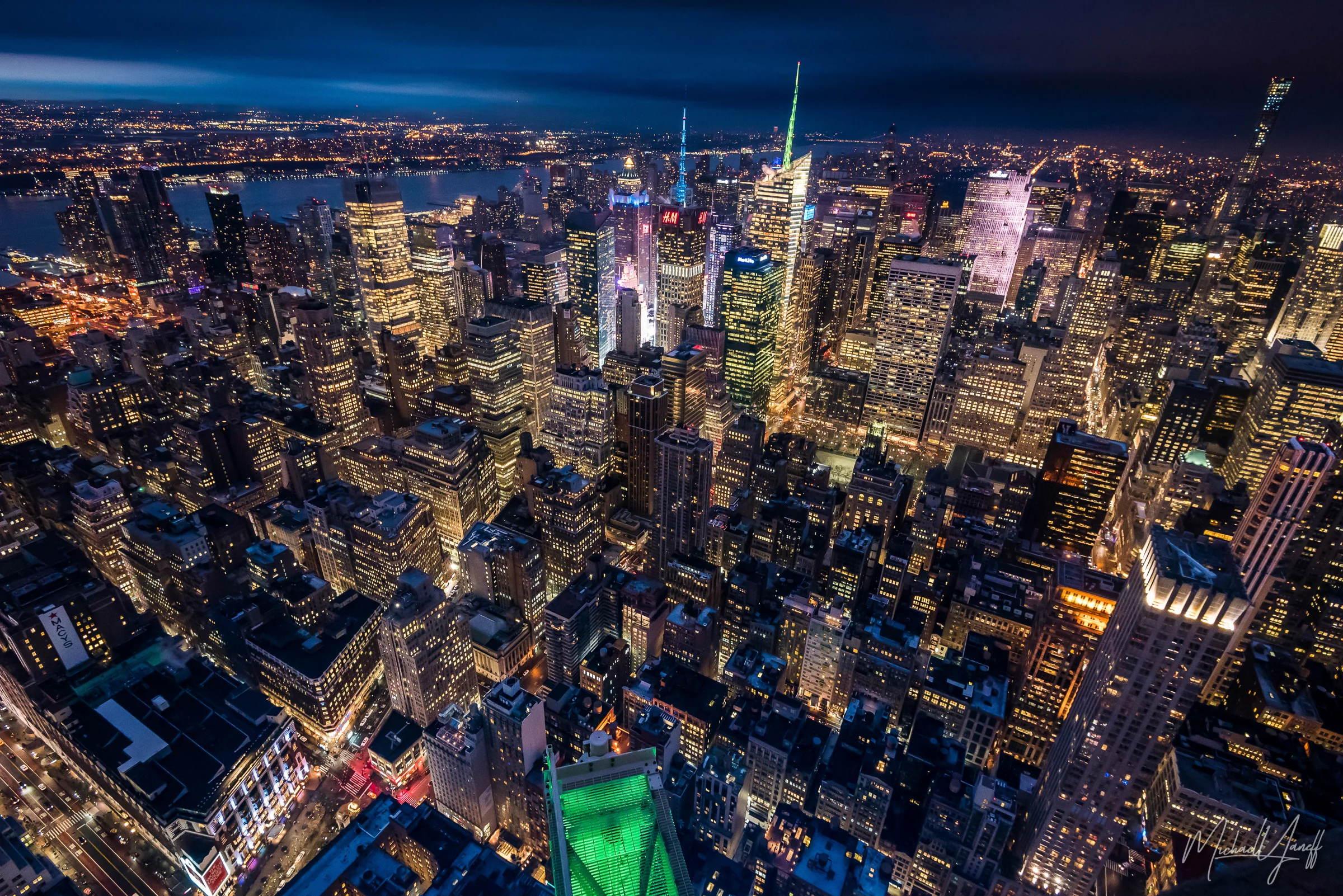 Atop the Empire State Building New York (3).jpg