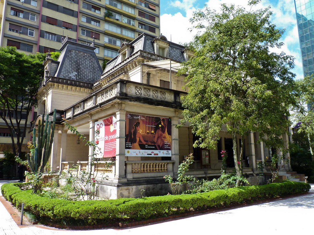 Casa das Rosas : One of the few villas along Paulista from the 1930’s that is still intact. © Felipe Borges