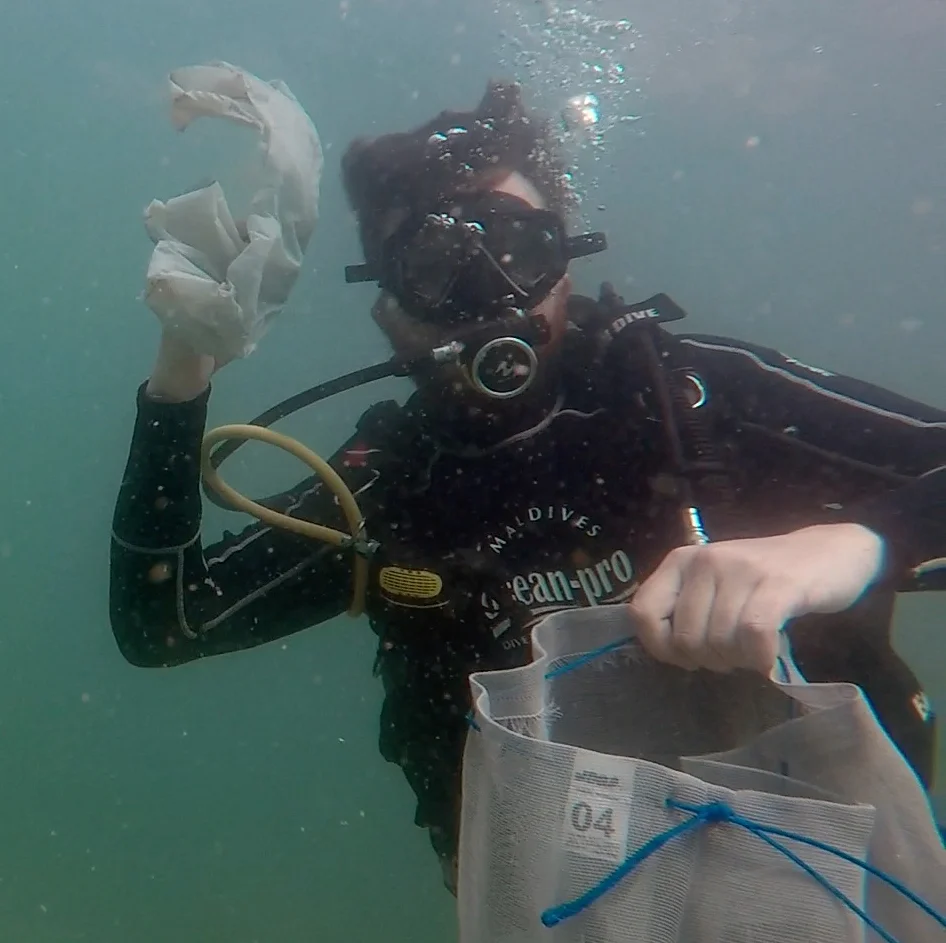 Divers cleaning the bay underneath the water surface. © Ricardo Gomes