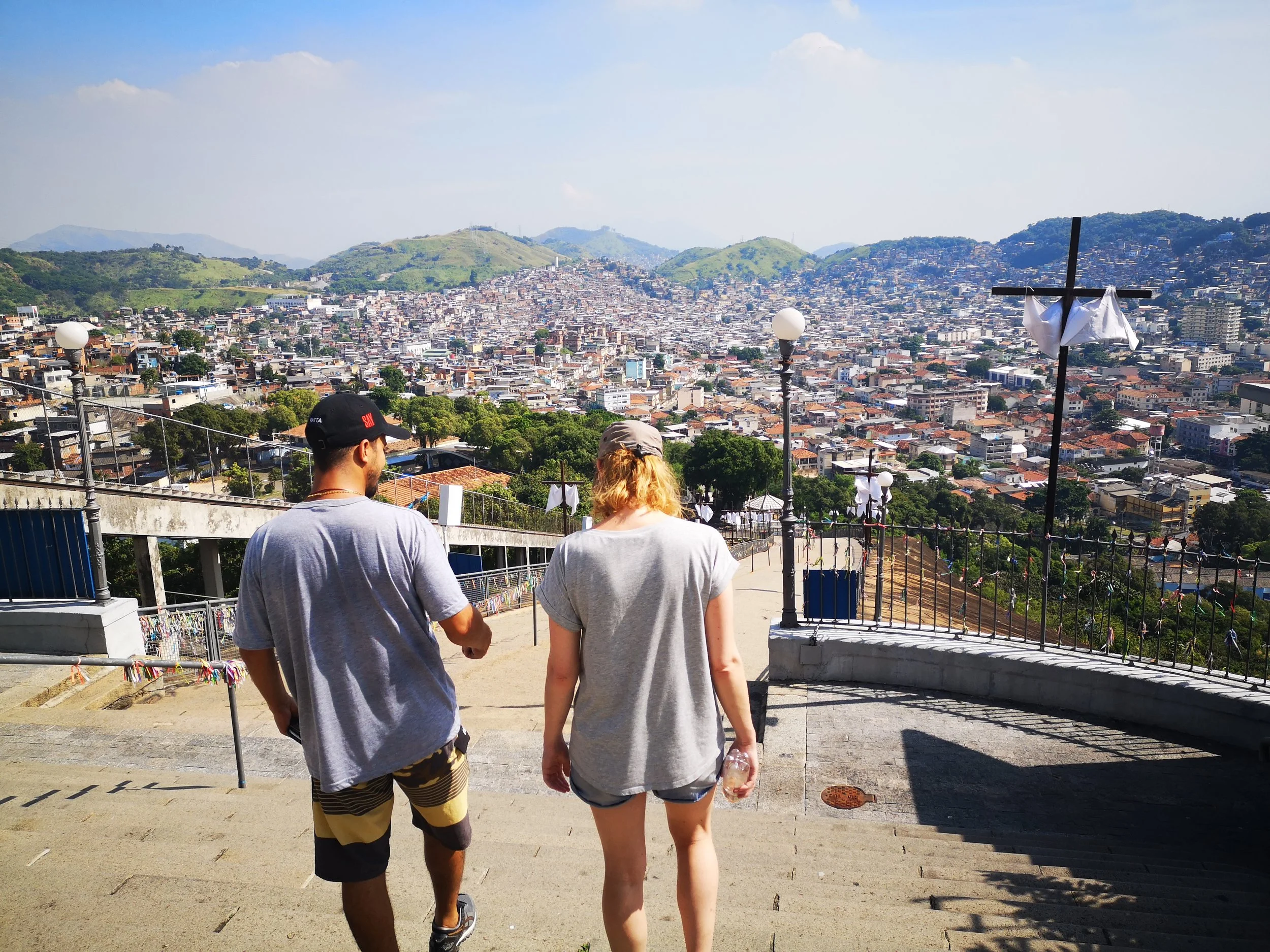 Fabio explaining us about his own childhood as we overlook Vila Cruzeiro and the rest of Complexo de Penha.