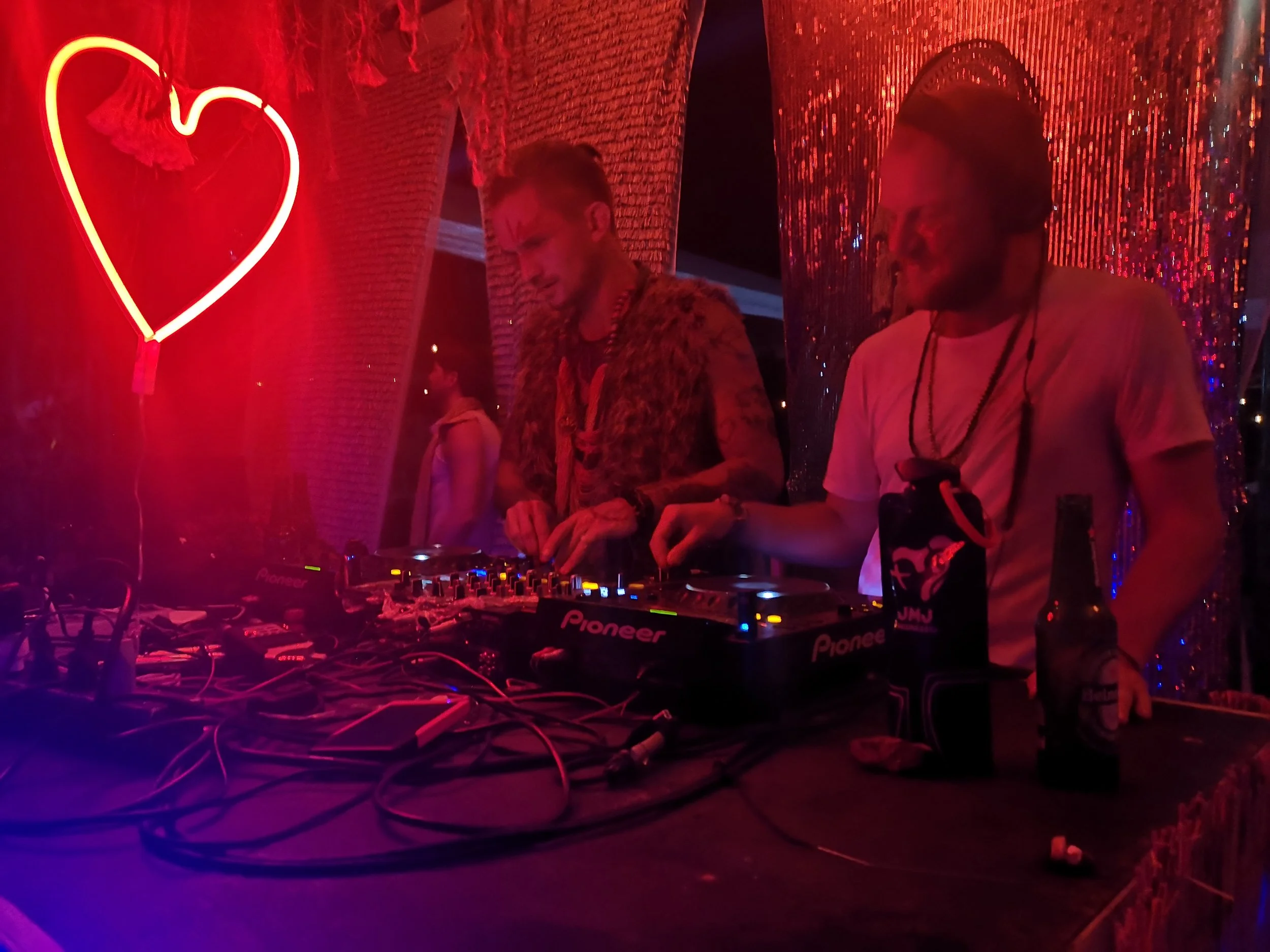 DJ’s in the Aldeia Zen-Camp playing techno-tunes until way after sunrise.
