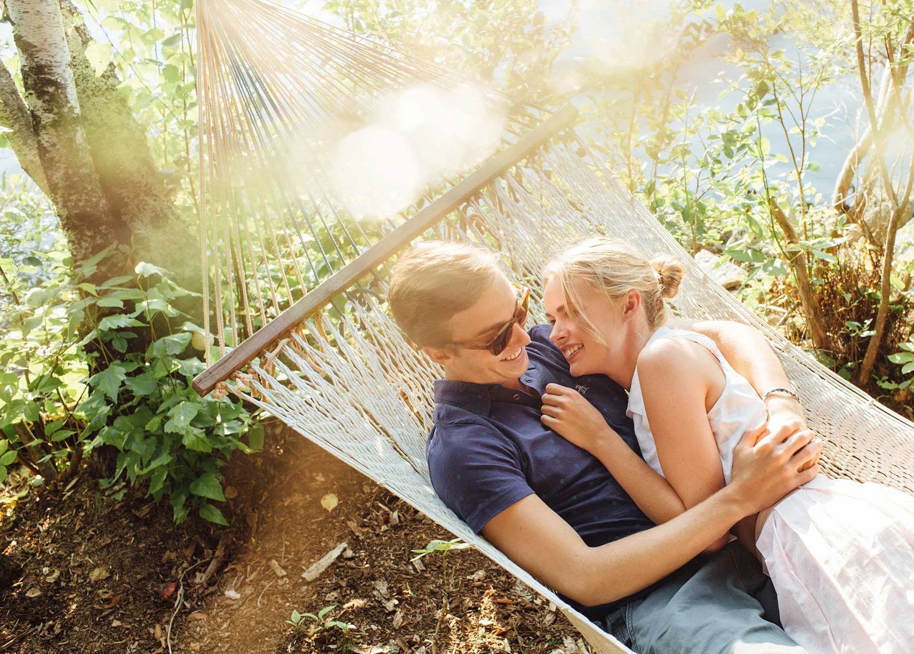 couple_hammock_love_lifestyle.jpg