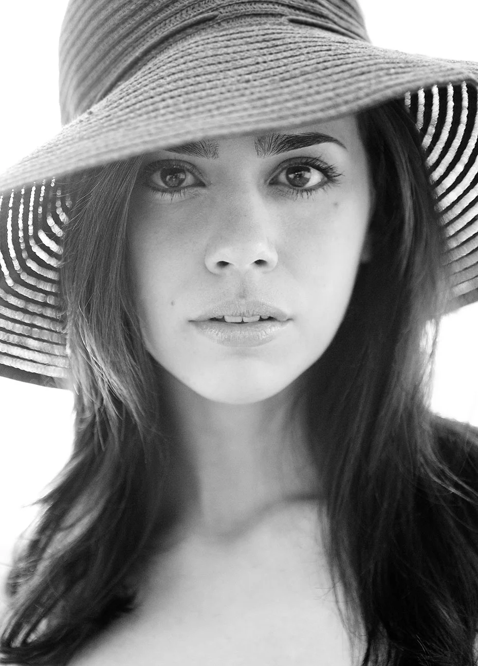girl_hat_portrait_sunlight.jpg