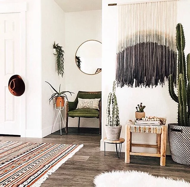 There&rsquo;s a wrong way and a right way to use handmade fiber art in your home. 🙋&zwj;♀️ below if you agree!⠀
After you spend hours creating a piece, you want to display it, right!? But what&rsquo;s the best way to show off your skills and elevate