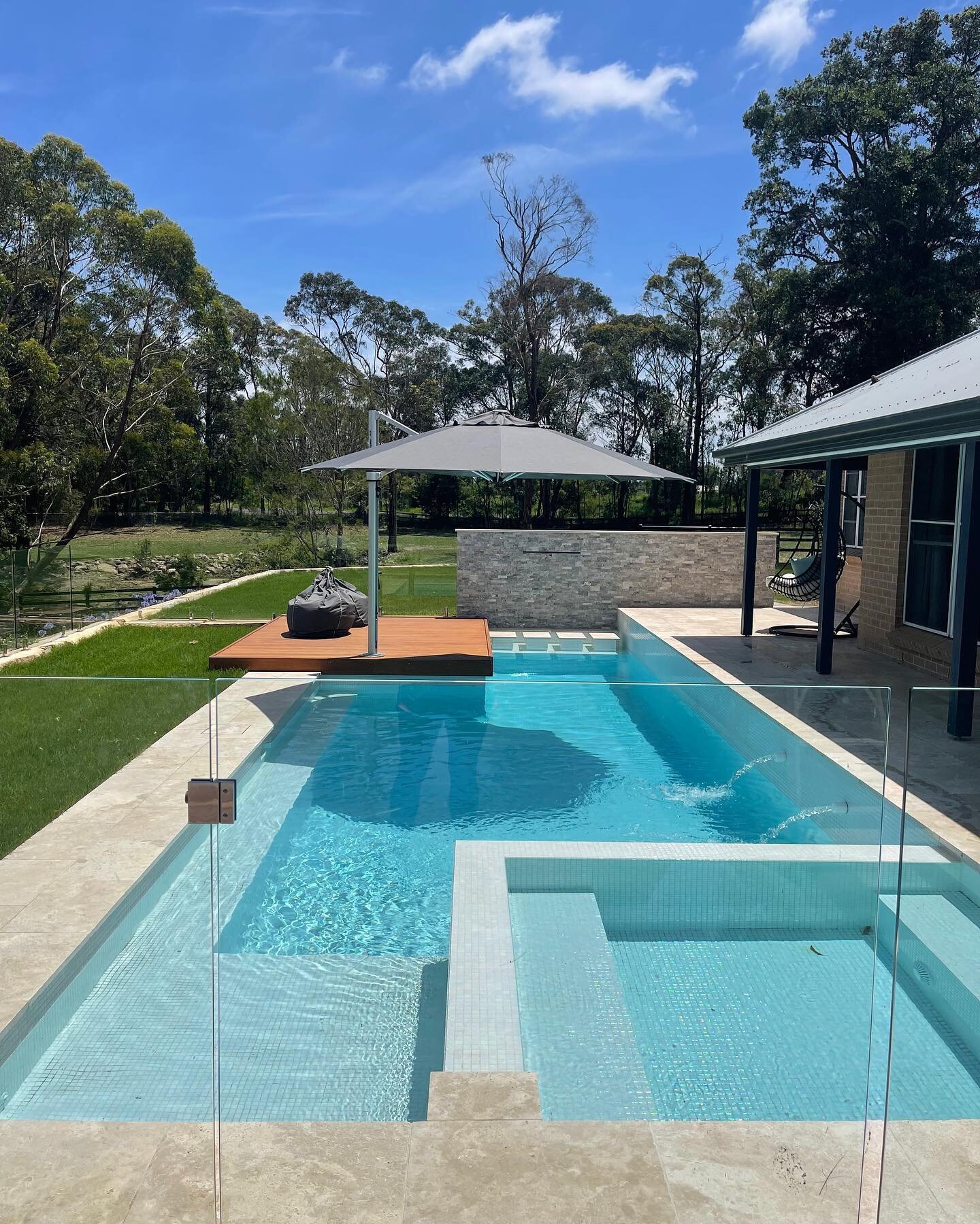 At last a splash of sunshine to show off our Glenorie project. Fully tiled pool and spa in Iris Perla from @europeimportspds