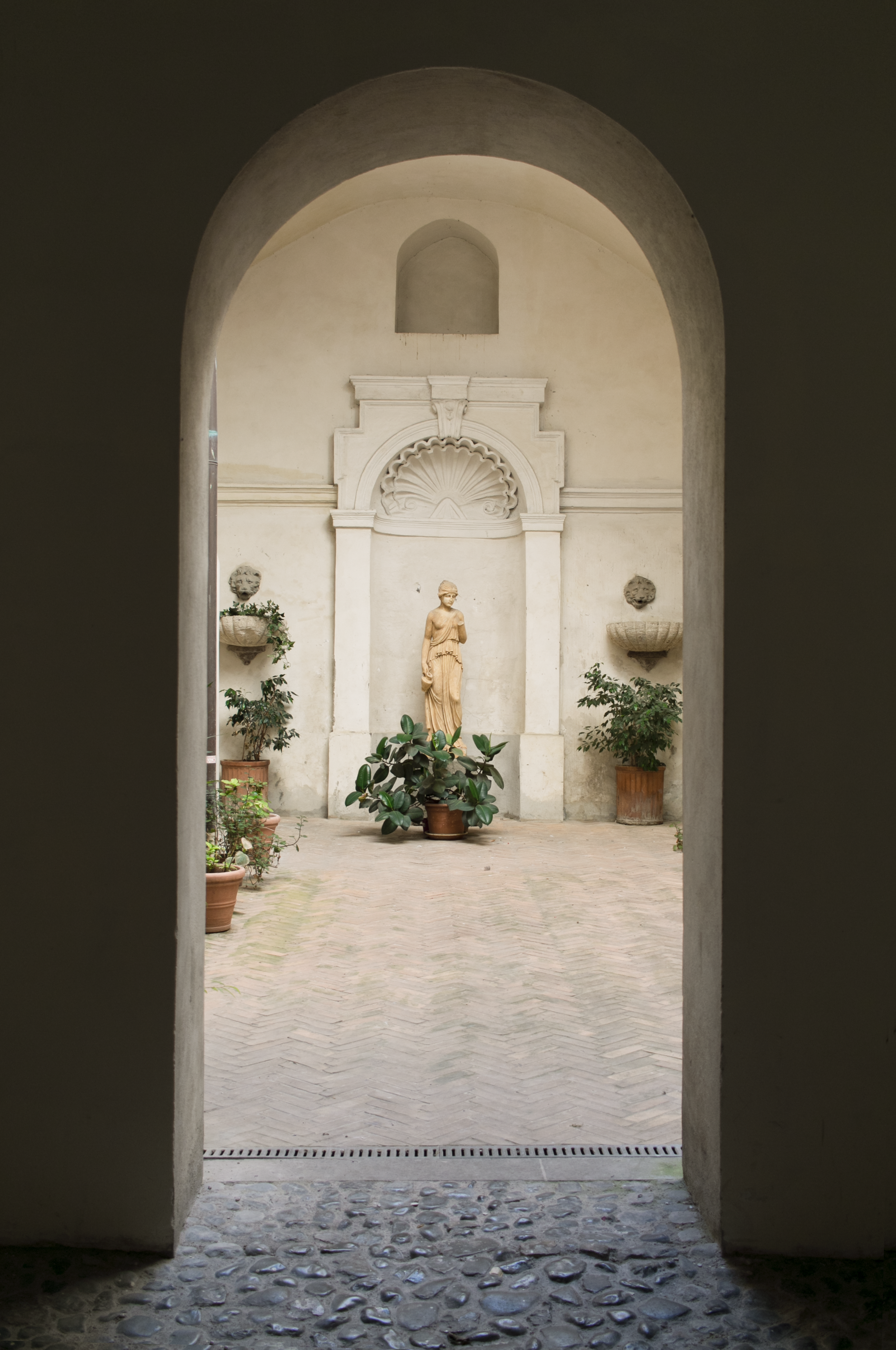 kalyn-fantasia-italy-rome-archway-statue-street-photographer.png