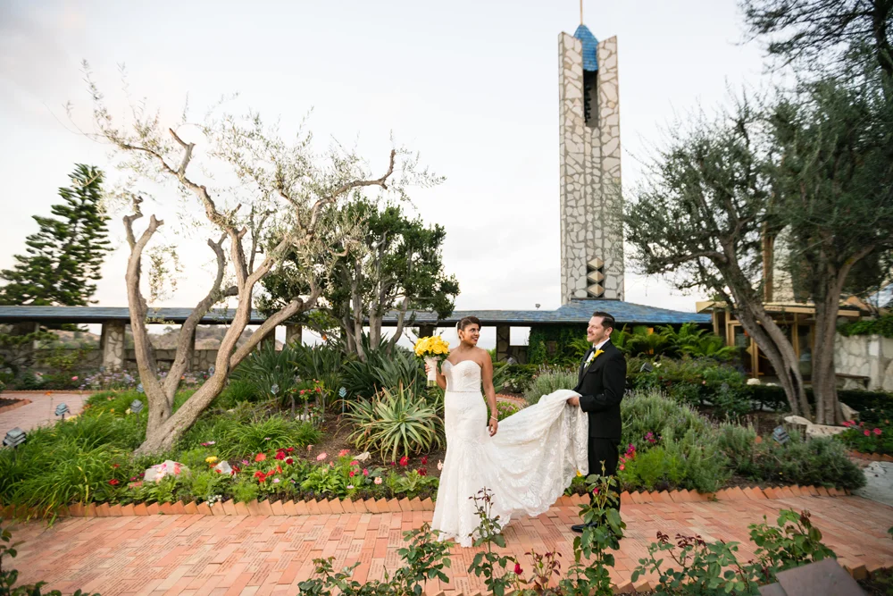 db0b1-lively-navy-yellow-harbor-wedding-bride-and-groom-in-the-garden.jpg