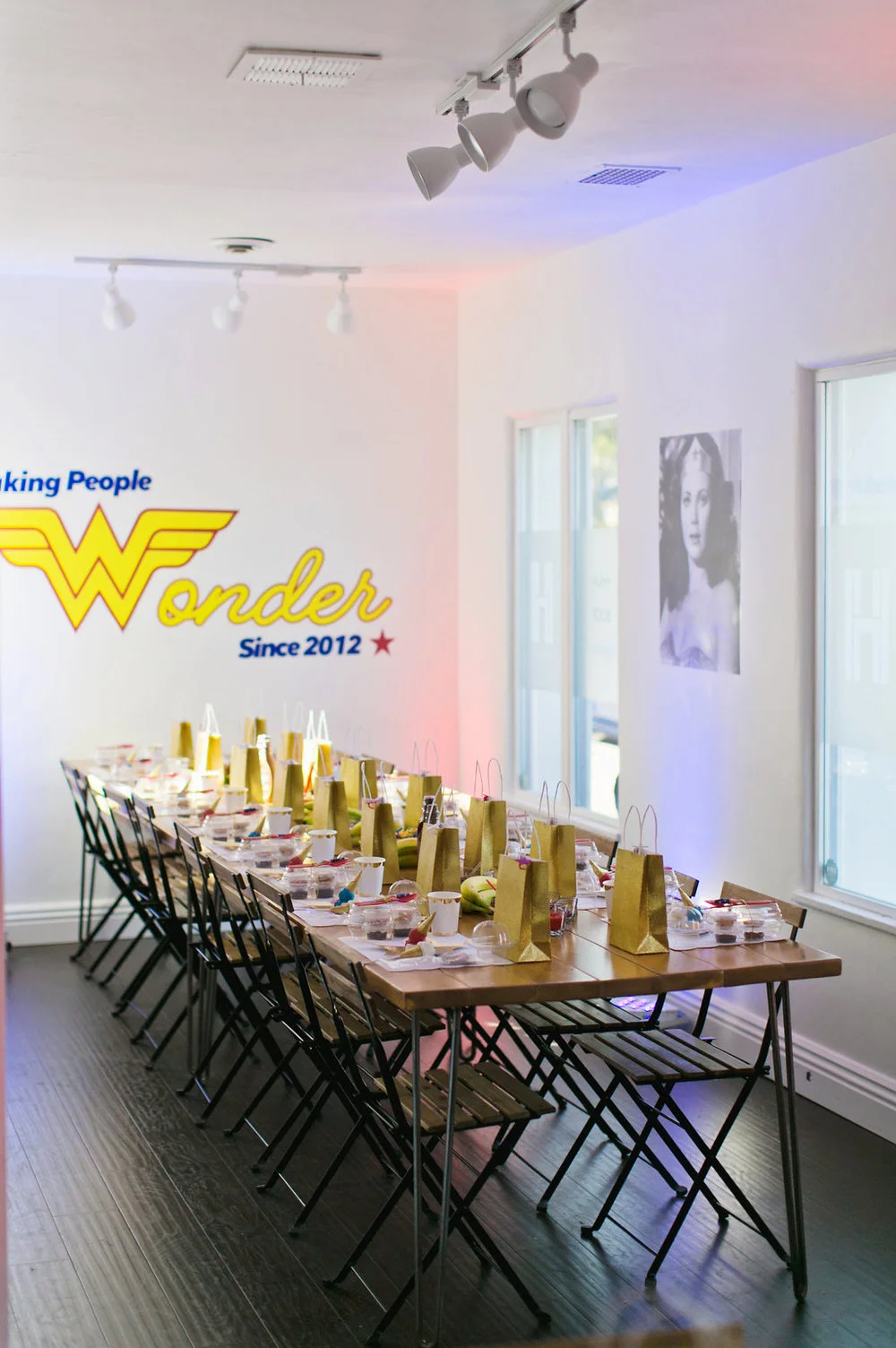 16a9e-wonderwomansuperheroicecreampartytableallset.jpg