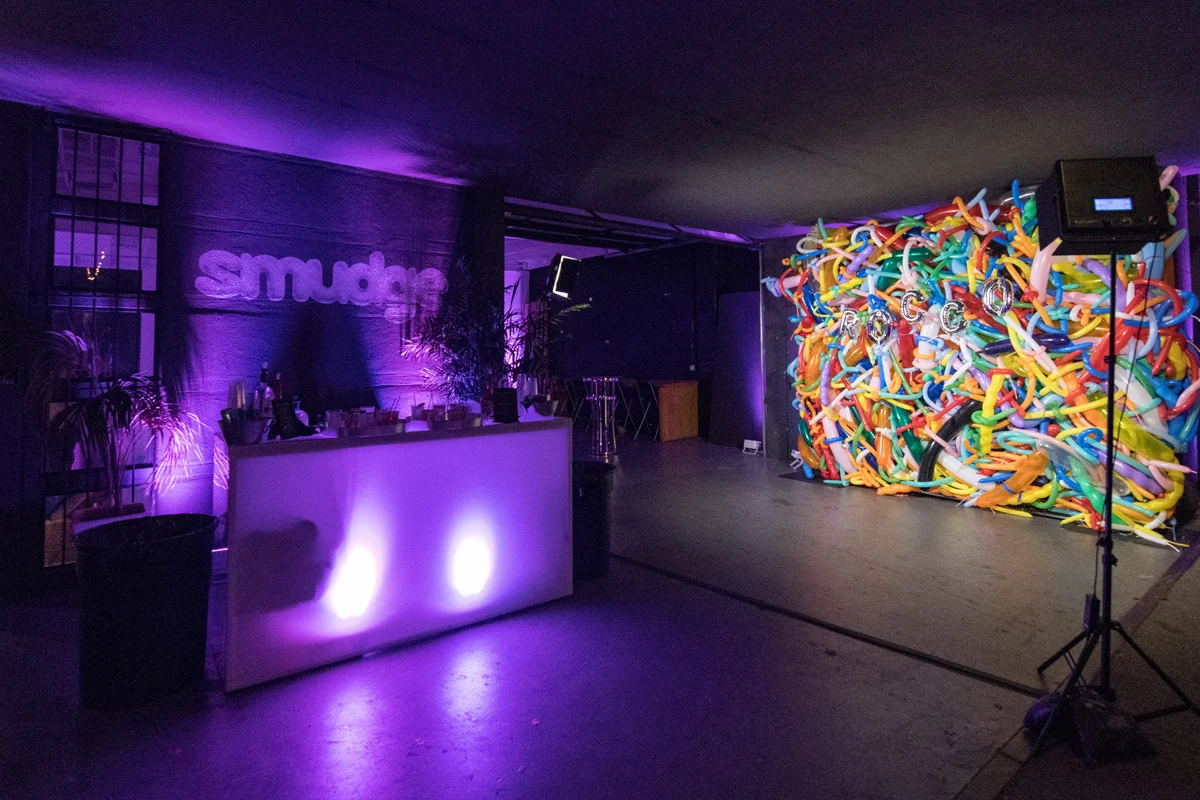 Rockin Out with Dave Rocco LA Birthday Party bar and balloon backdrop.jpg