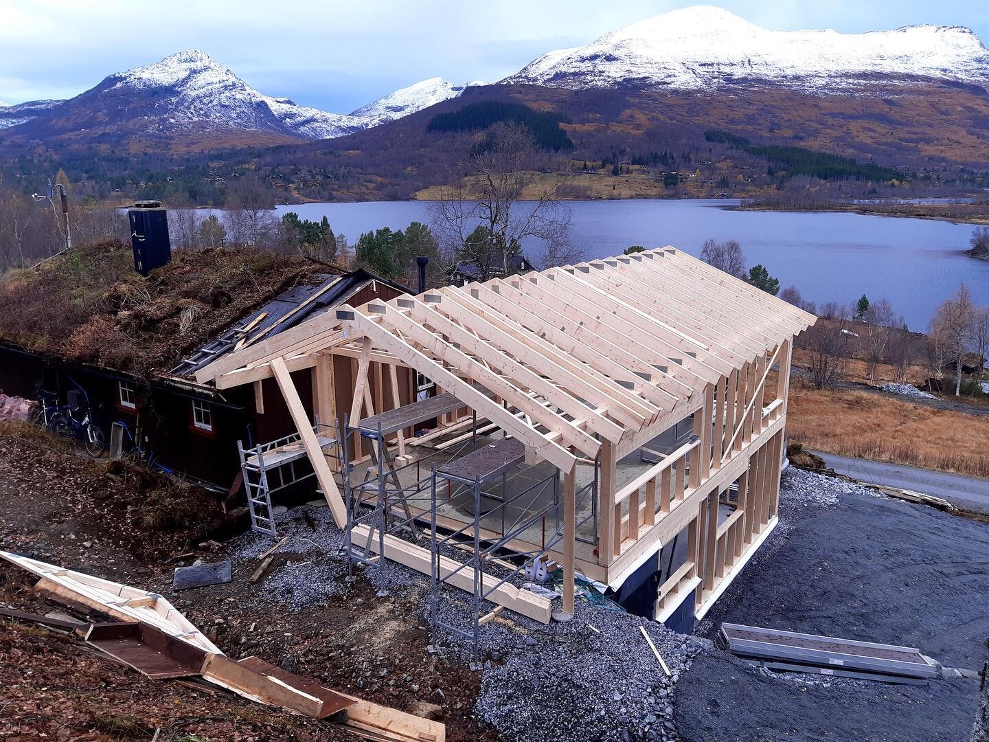 [ Tilbygg hytte Fausadalen ]
Vi har mange prosjekt denne hausten, her er ingeni&oslash;ren med for å  ta i eit l&oslash;ft på dei kraftige dragerane til denne solide hytta! 
/
We have many projects on the go this fall, here the engineer is on site 