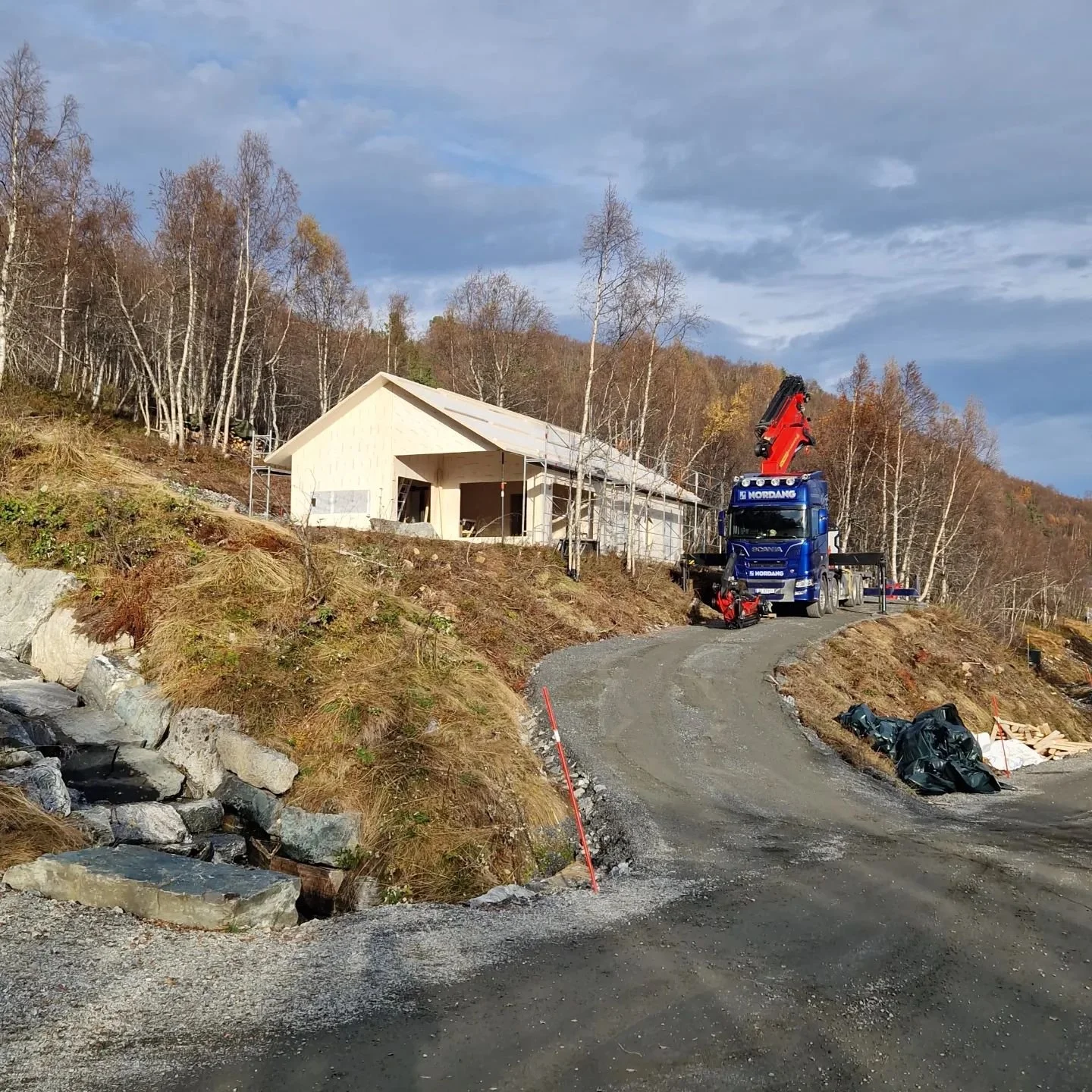 [Hytte Strandafjellet]
Ei av v&aring;re sj&oslash;lvteikna hytter har blitt sett opp i l&oslash;pet av to dagar p&aring; Strandafjellet. Denne massivtrehytta har tre soverom, ei stor stove og ein flott hems, og er tilpassa solforhold og utsikta.