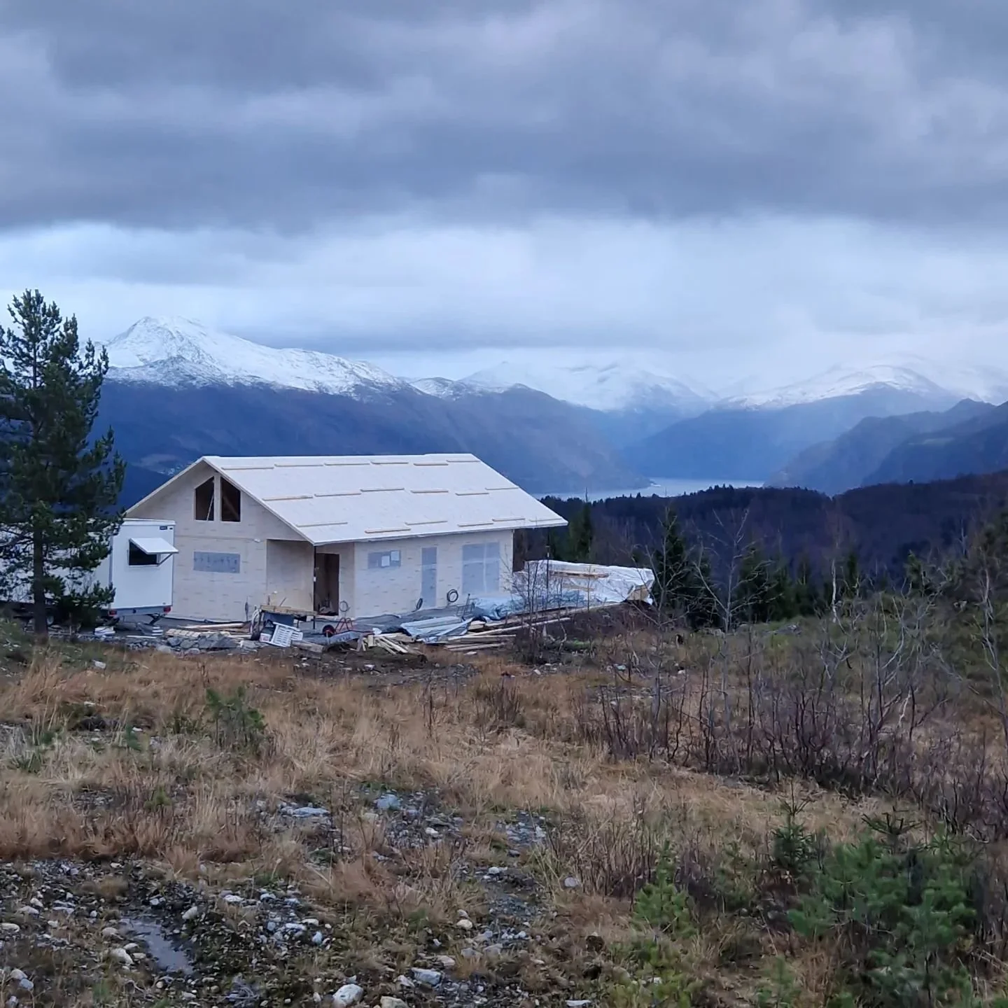 [ Hytte &Oslash;ggardslia ]

To korte dagar med montasje f&oslash;r denne fekk tett tak. 
No gjenst&aring;r det ein del utvendig arbeid, men inne f&aring;r ein allereie inntrykk av korleis den blir ferdig. Denne blir klar for sal rundt p&aring;sketid