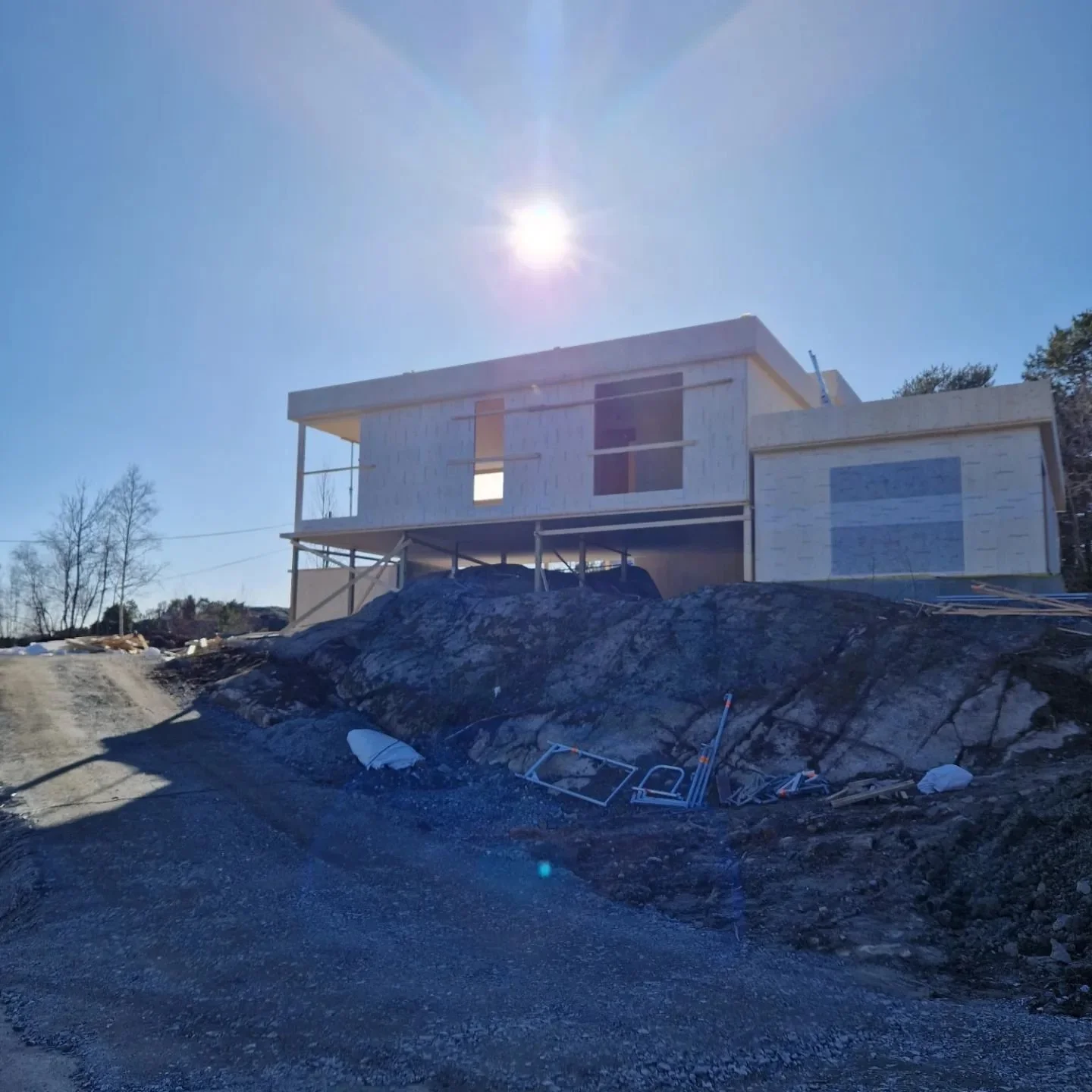 [ Einebustad Sponvika ]
Nokre bilder fr&aring; eit prosjekt vi monterte tidlegare i &aring;r for @tretommer i #sponvika 
Huset er delvis sett p&aring; p&aring;lar for &aring; bevare berget, og er sett saman av fleire halvetasjar. F&oslash;lg prosjekt